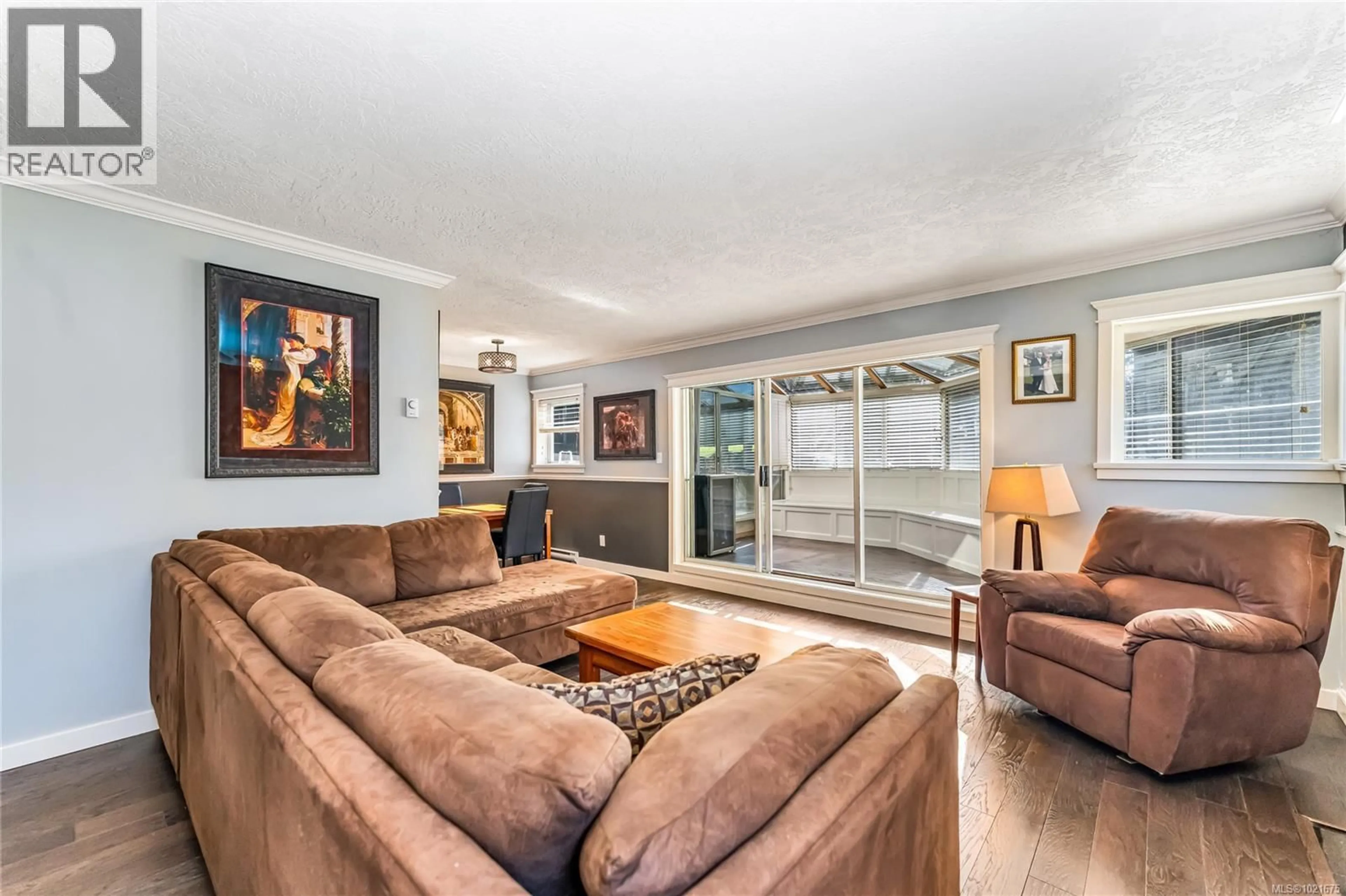 Living room with furniture, unknown for 102 - 40 GORGE ROAD WEST, Saanich British Columbia V9A1L8