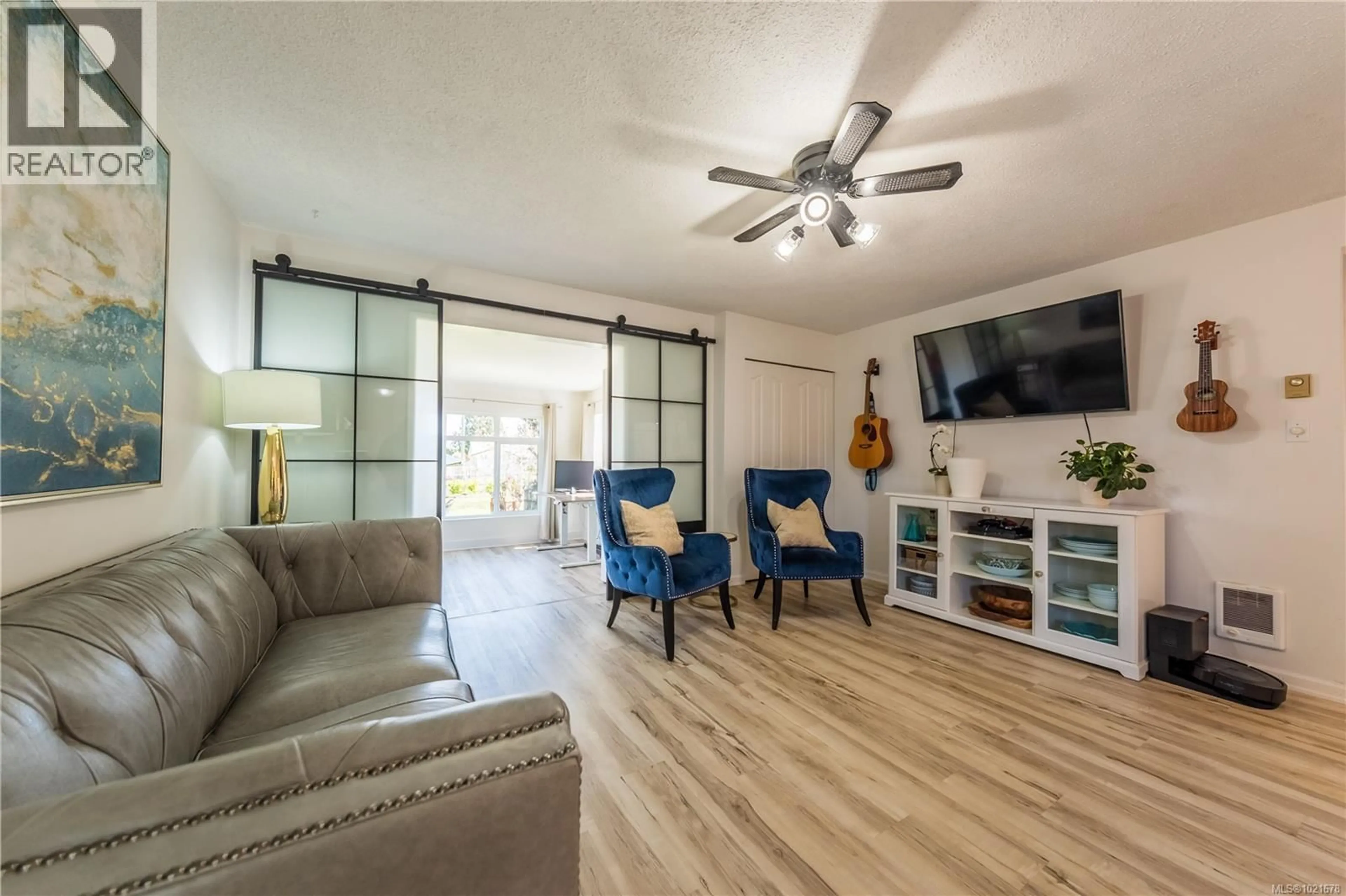 Living room with furniture, unknown for 487 PYM STREET NORTH, Parksville British Columbia V9P1B9