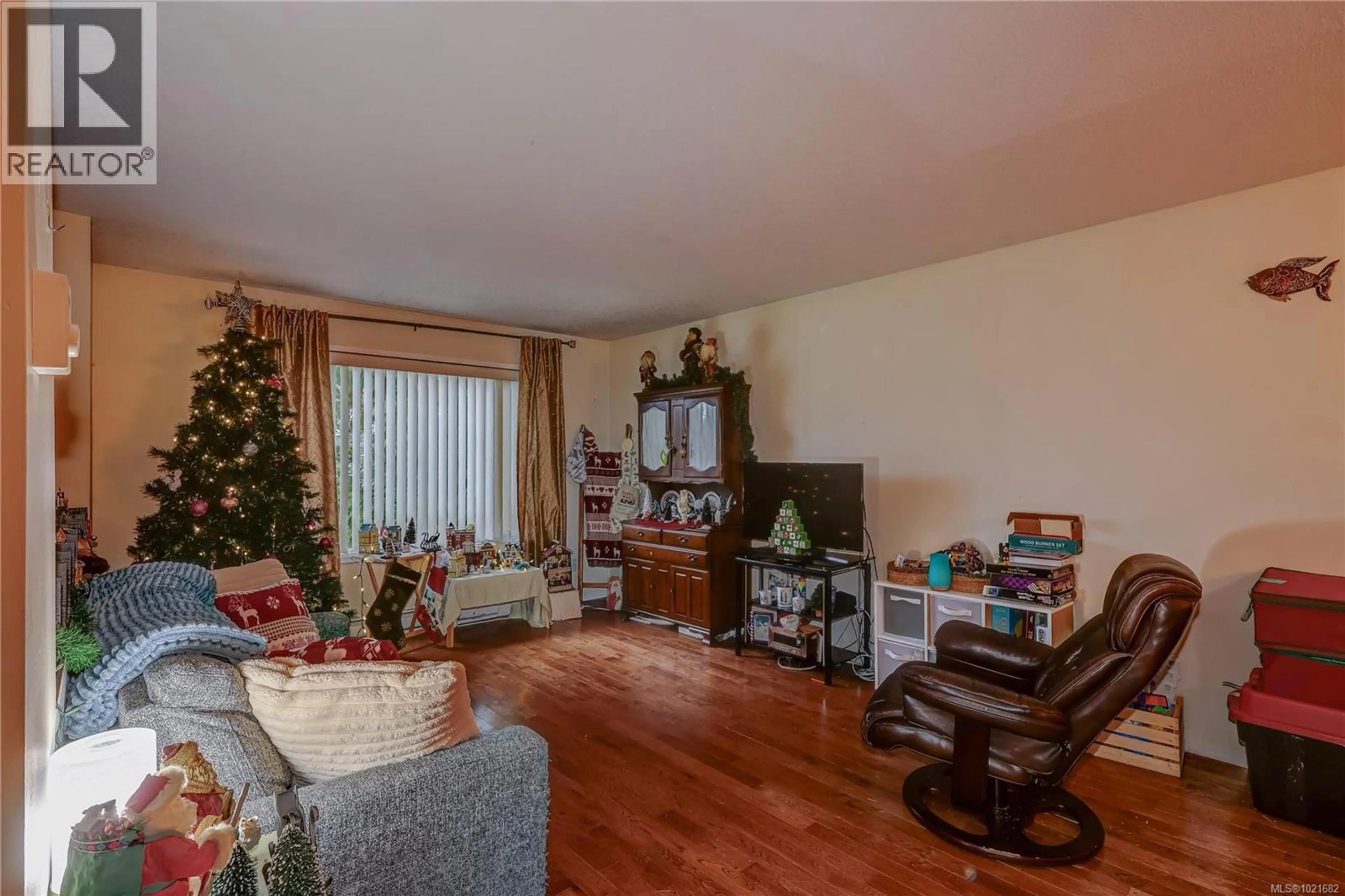 Living room with furniture, wood/laminate floor for 118 CHANTRELLS PLACE, Nanaimo British Columbia V9T5P4