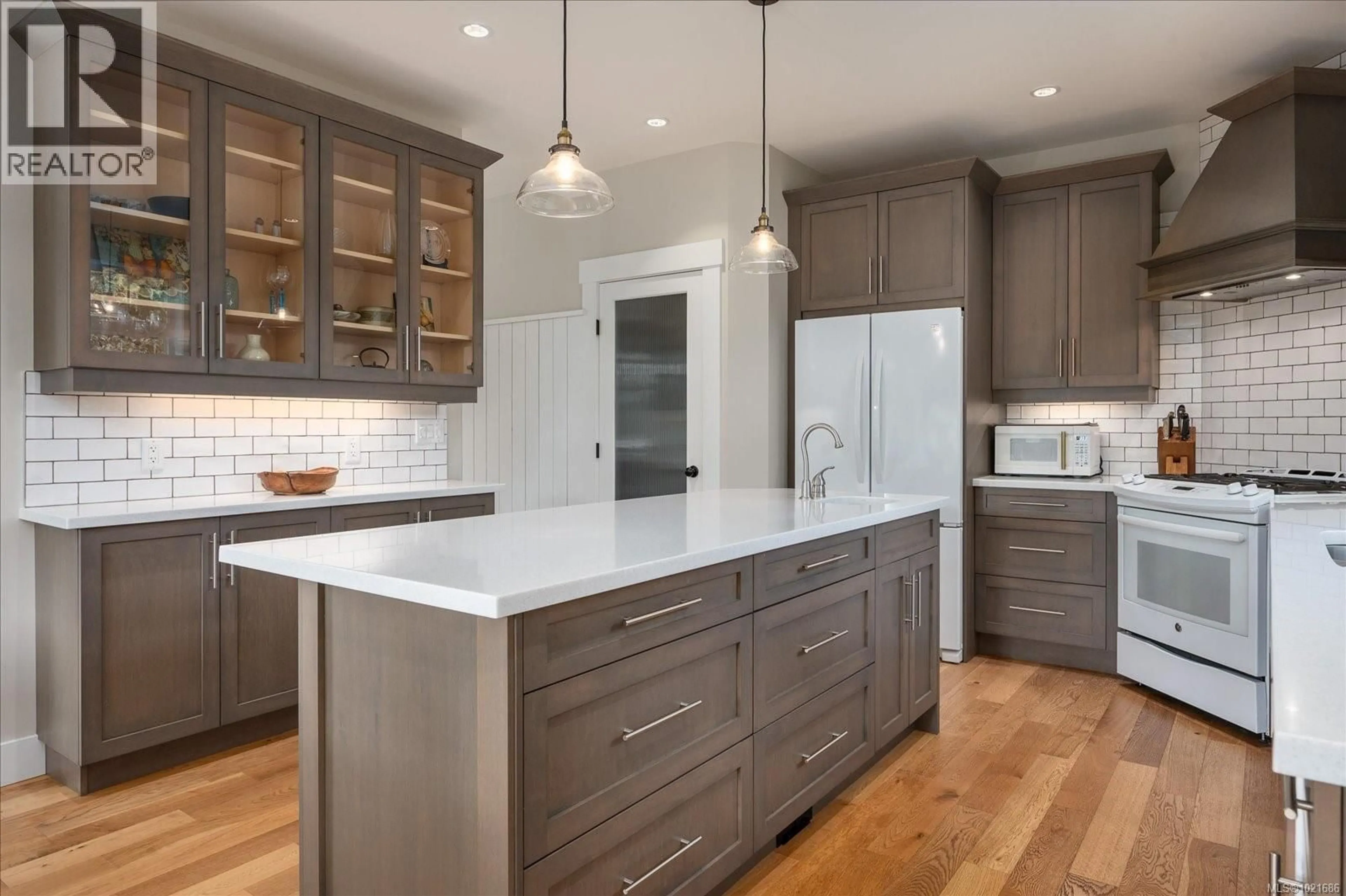 Contemporary kitchen, unknown for 672 LOWRY'S ROAD, Parksville British Columbia V9P2R6