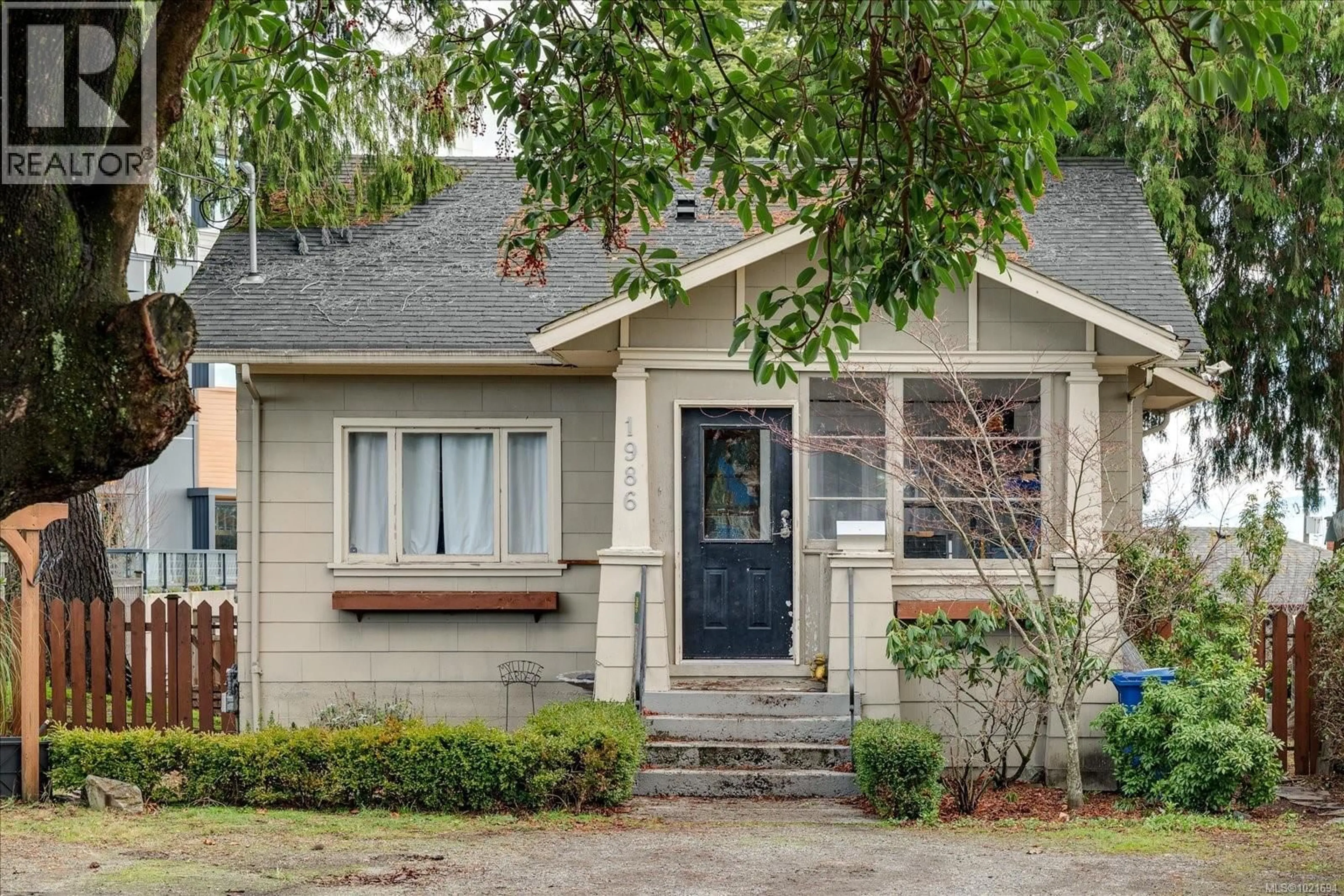 Home with vinyl exterior material, street for 1986 ESTEVAN ROAD, Nanaimo British Columbia V9S3Z2