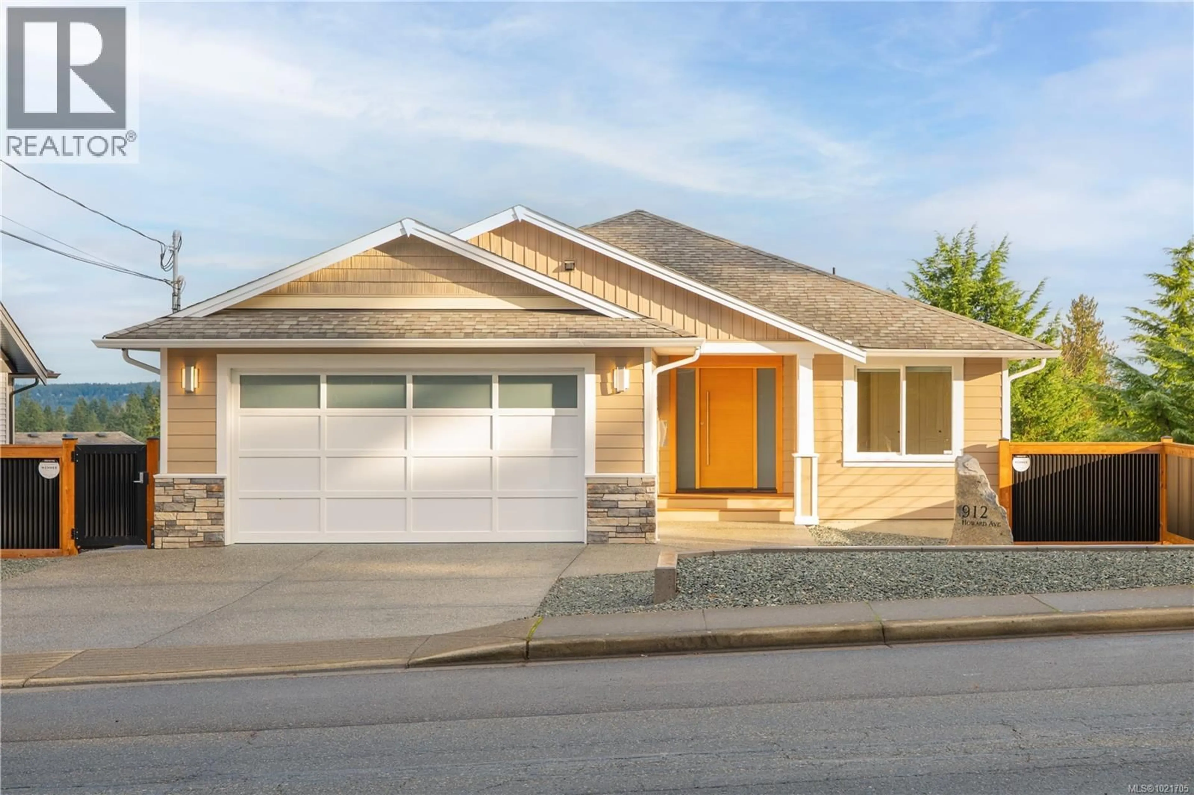 Home with vinyl exterior material, street for 912 HOWARD AVENUE, Nanaimo British Columbia V9R0G2