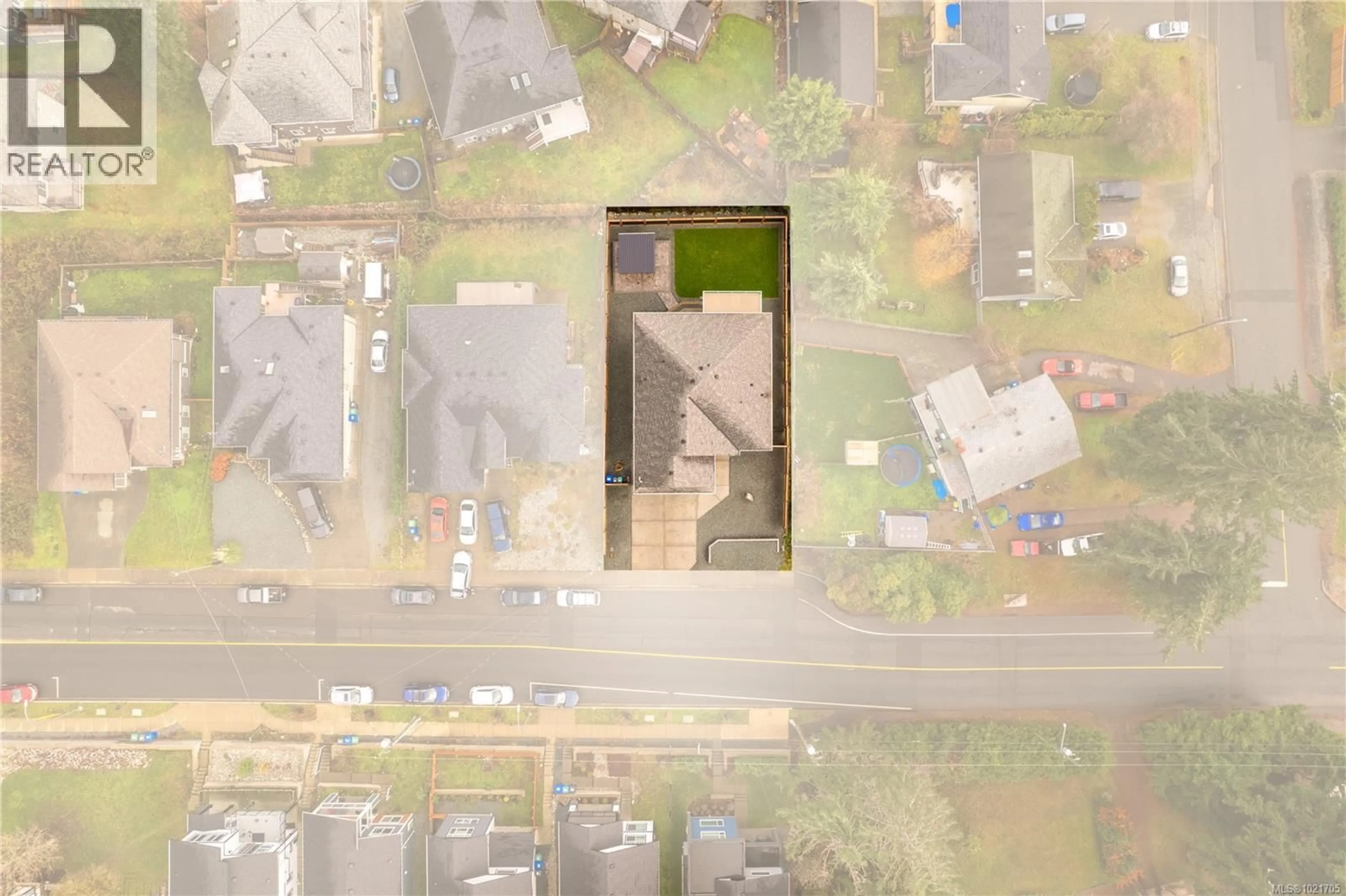 A pic from outside/outdoor area/front of a property/back of a property/a pic from drone, street for 912 HOWARD AVENUE, Nanaimo British Columbia V9R0G2