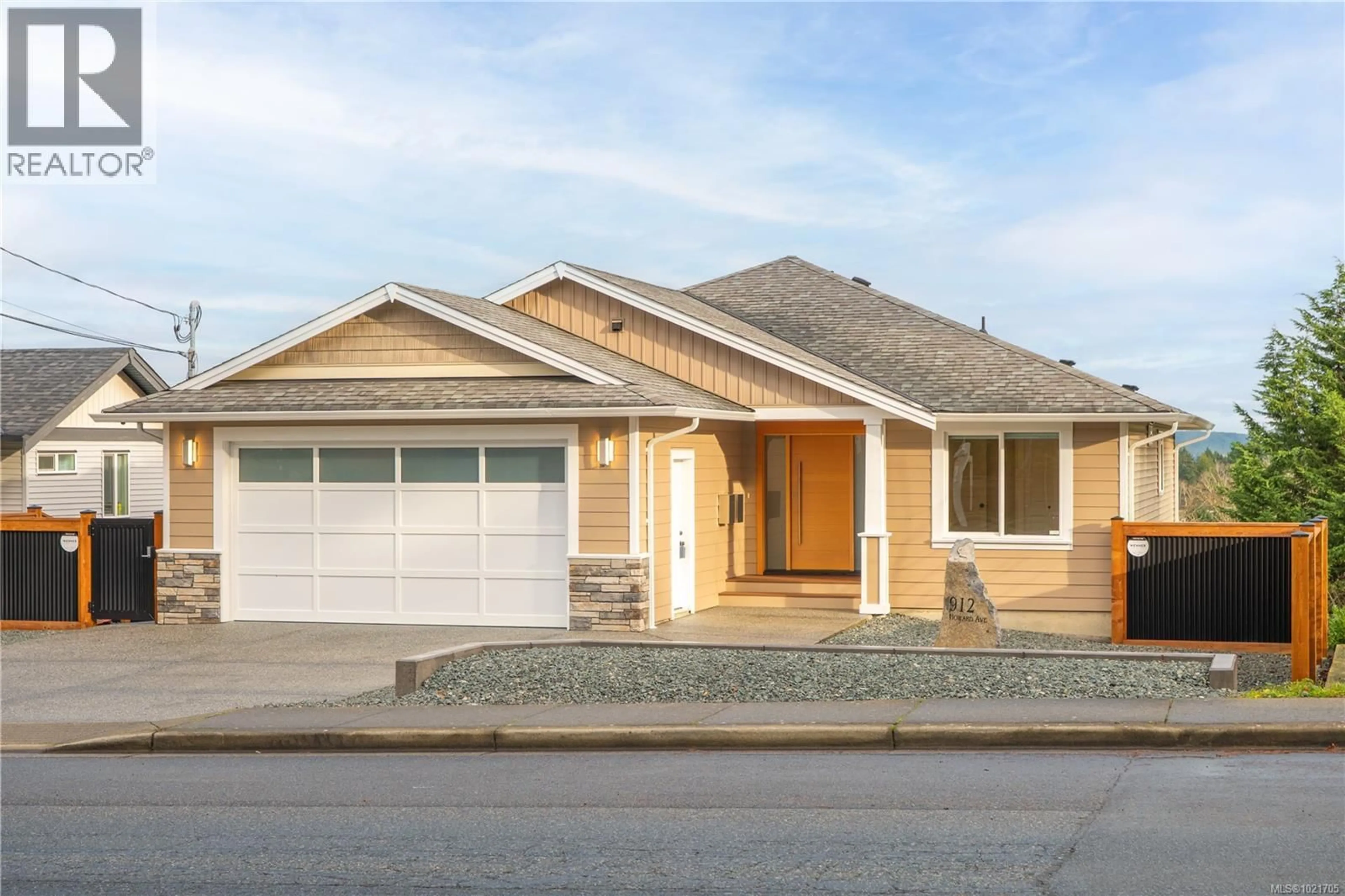 Home with vinyl exterior material, street for 912 HOWARD AVENUE, Nanaimo British Columbia V9R0G2