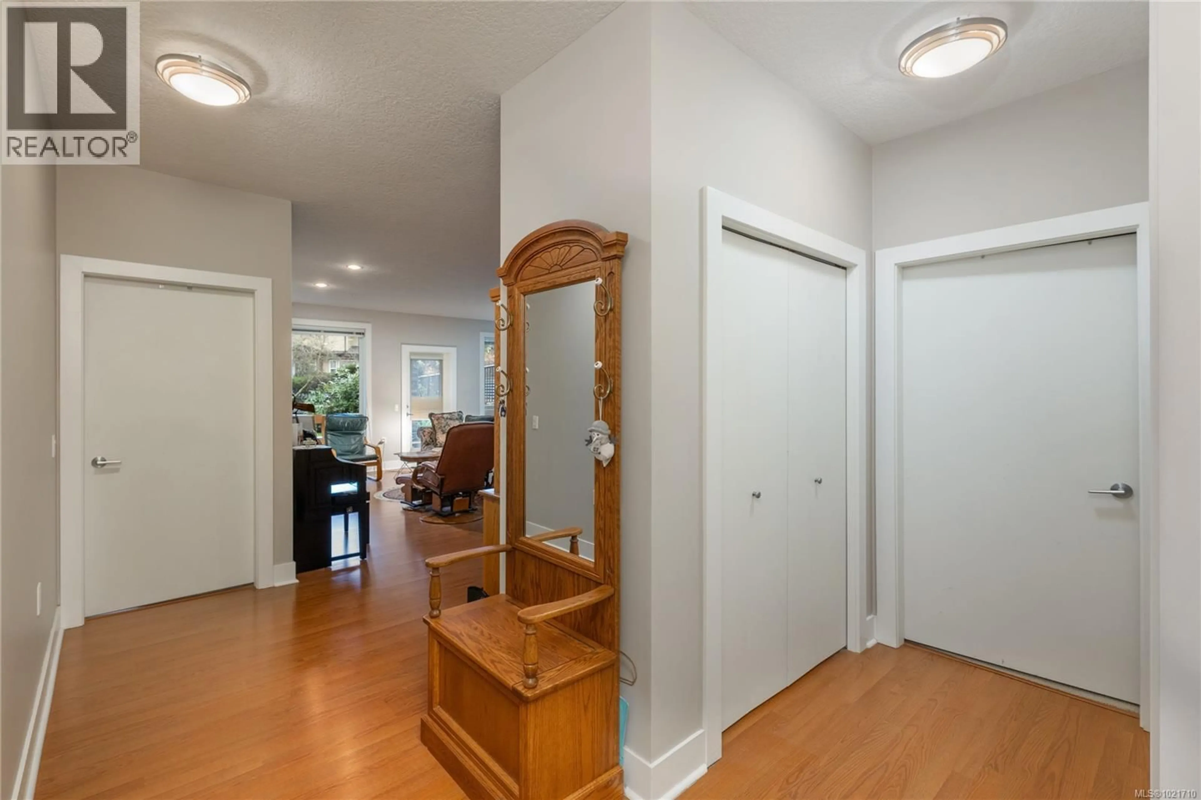 Indoor foyer for 103 - 4529 WEST SAANICH ROAD, Saanich British Columbia V8Z3G3