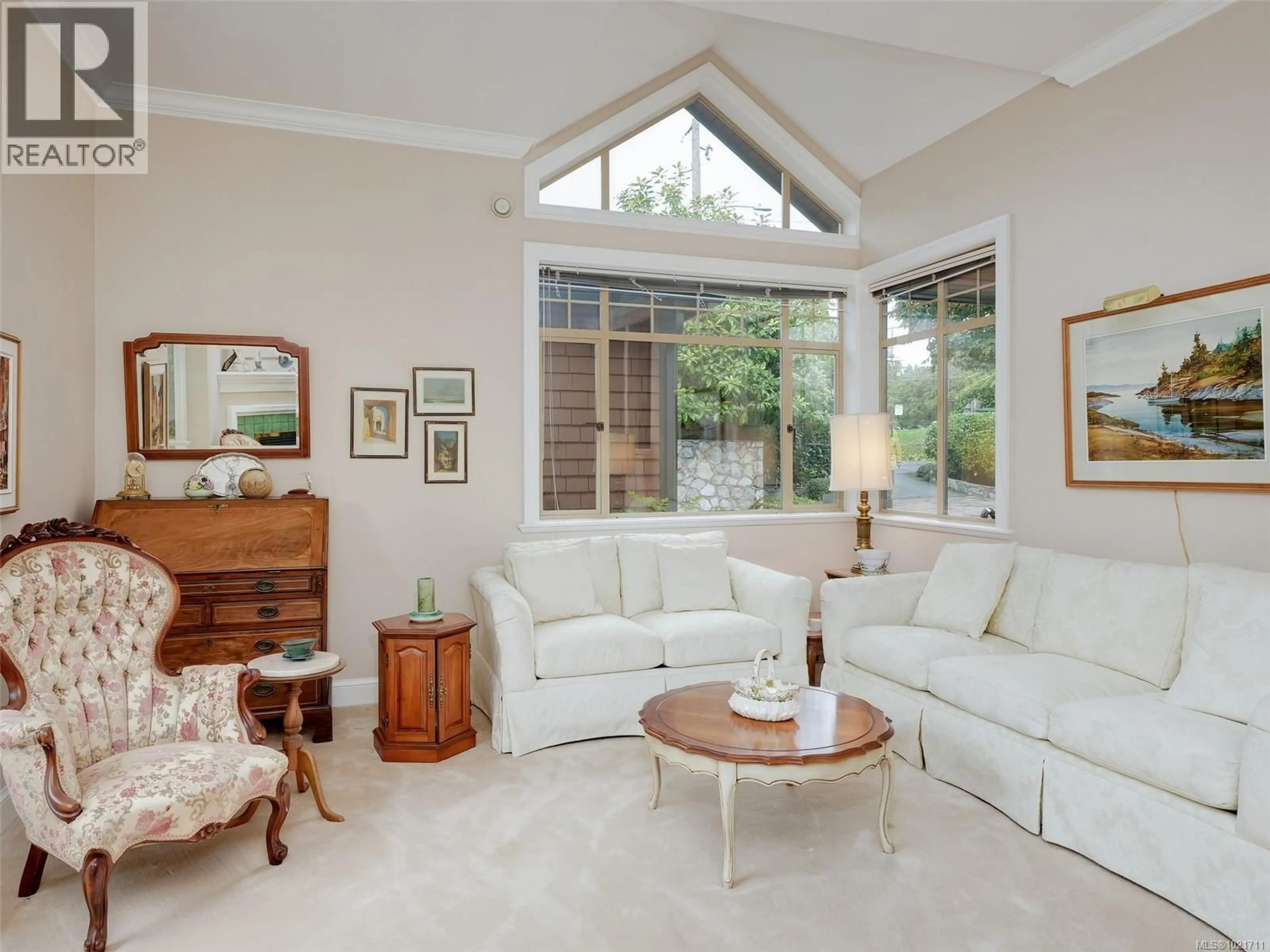 Living room with furniture, unknown for 1 - 2573 KILGARY PLACE, Saanich British Columbia V8N1J7