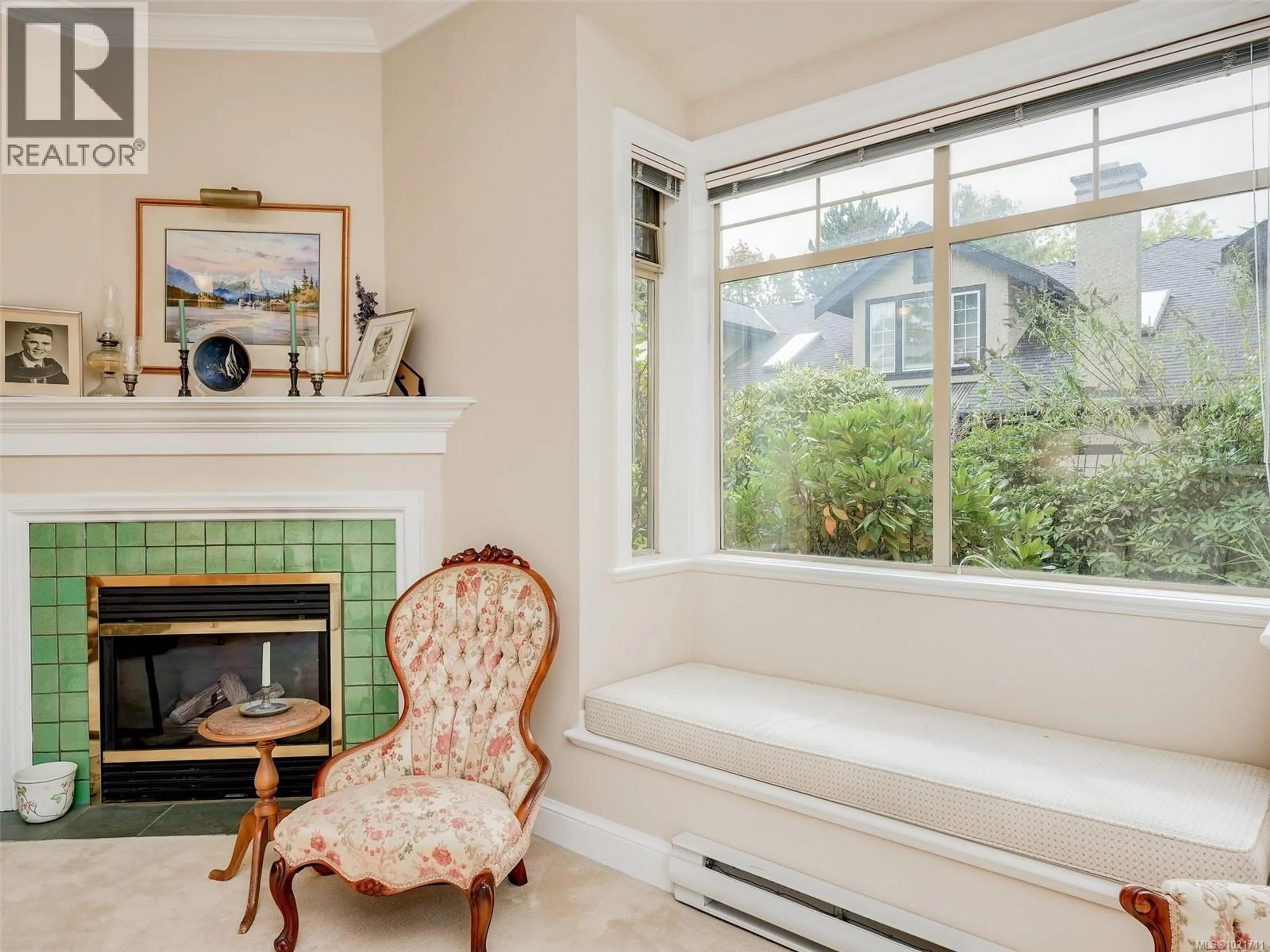 Living room with furniture, ceramic/tile floor for 1 - 2573 KILGARY PLACE, Saanich British Columbia V8N1J7