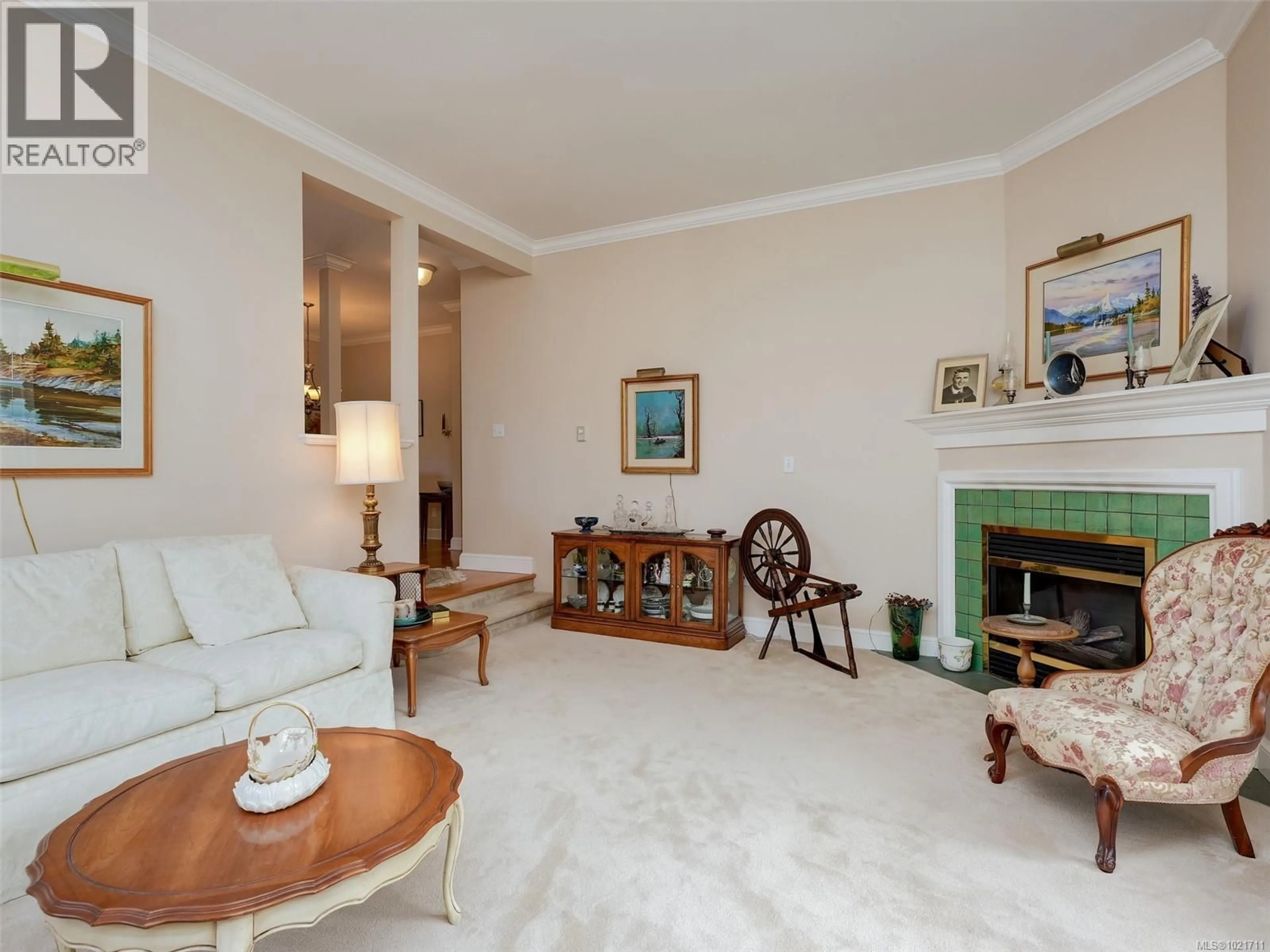 Living room with furniture, carpet floor for 1 - 2573 KILGARY PLACE, Saanich British Columbia V8N1J7