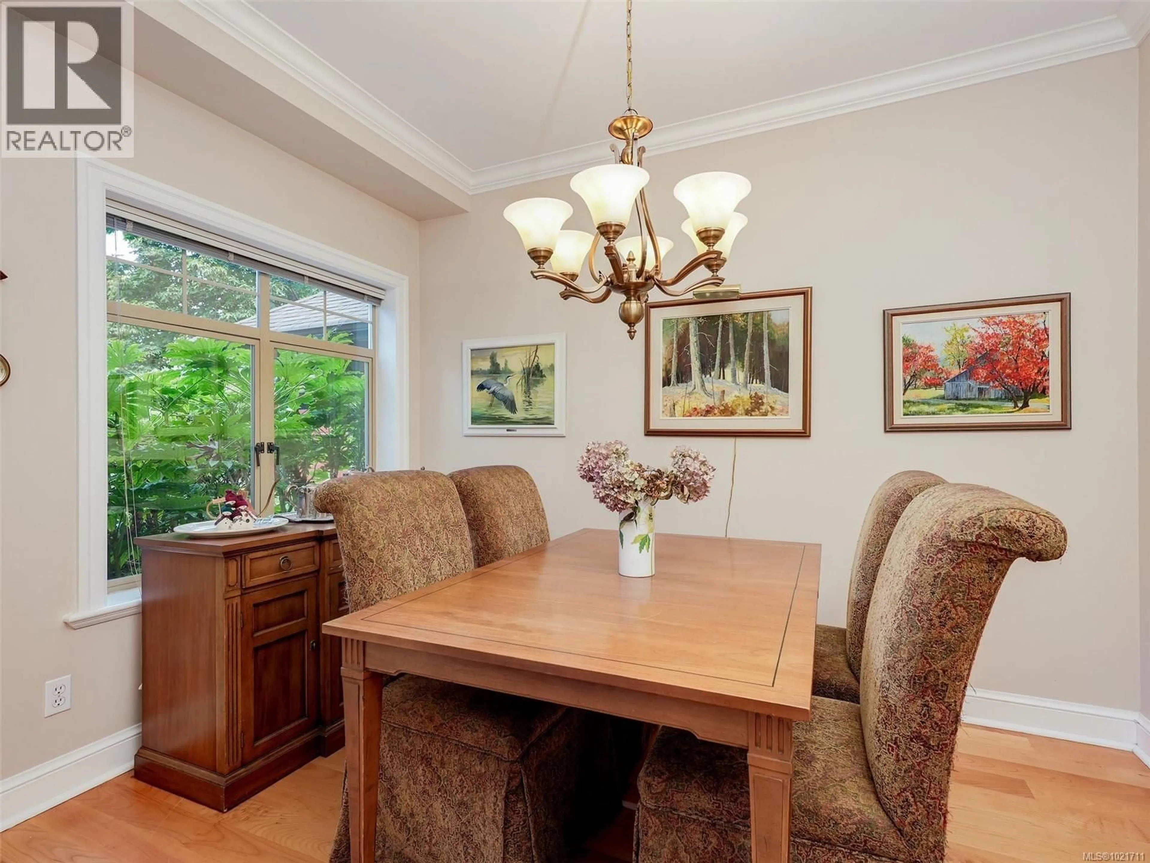 Dining room, wood/laminate floor for 1 - 2573 KILGARY PLACE, Saanich British Columbia V8N1J7