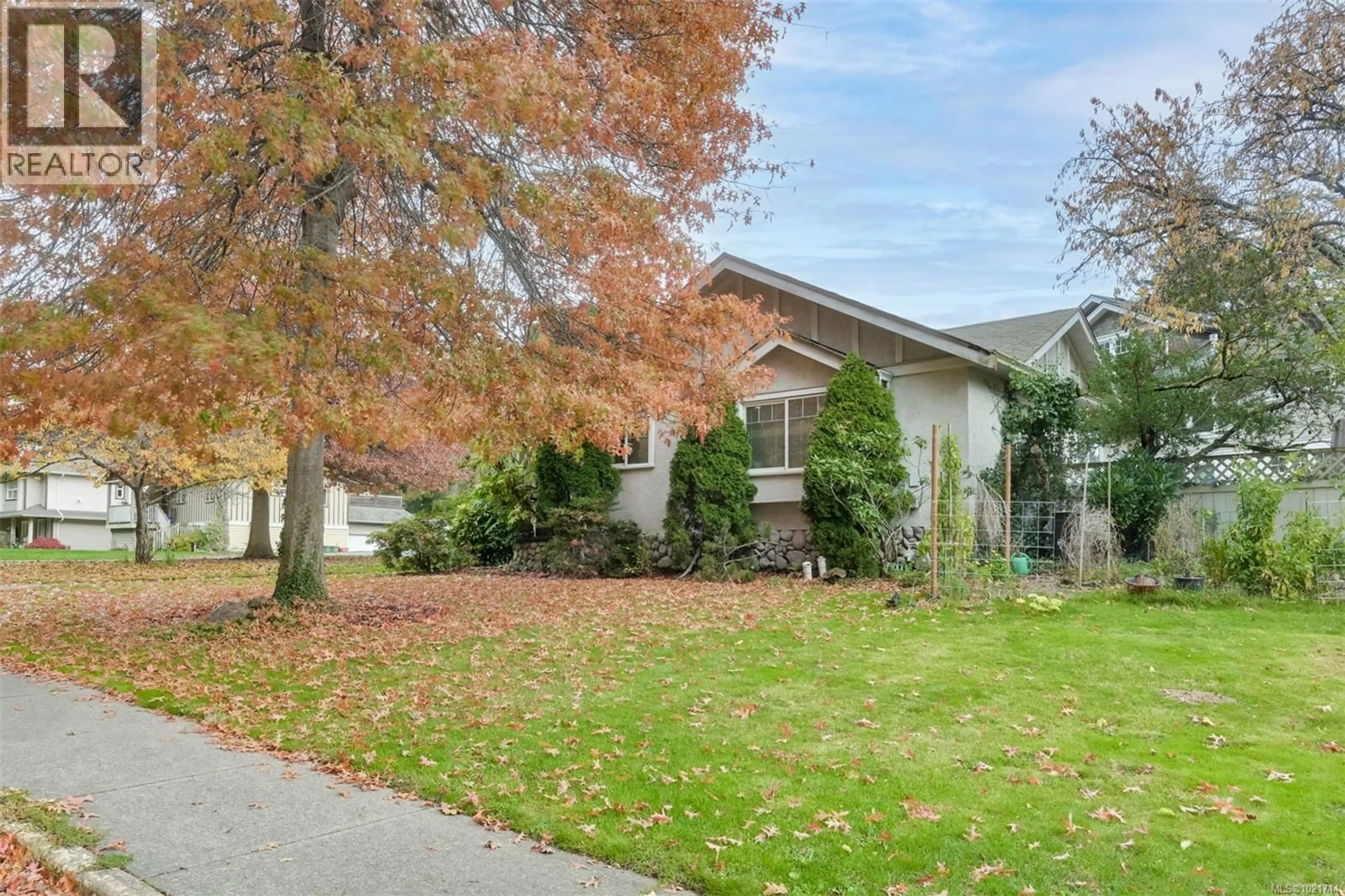 Home with vinyl exterior material, street for 1975 HIGHLAND ROAD, View Royal British Columbia V9B6H8