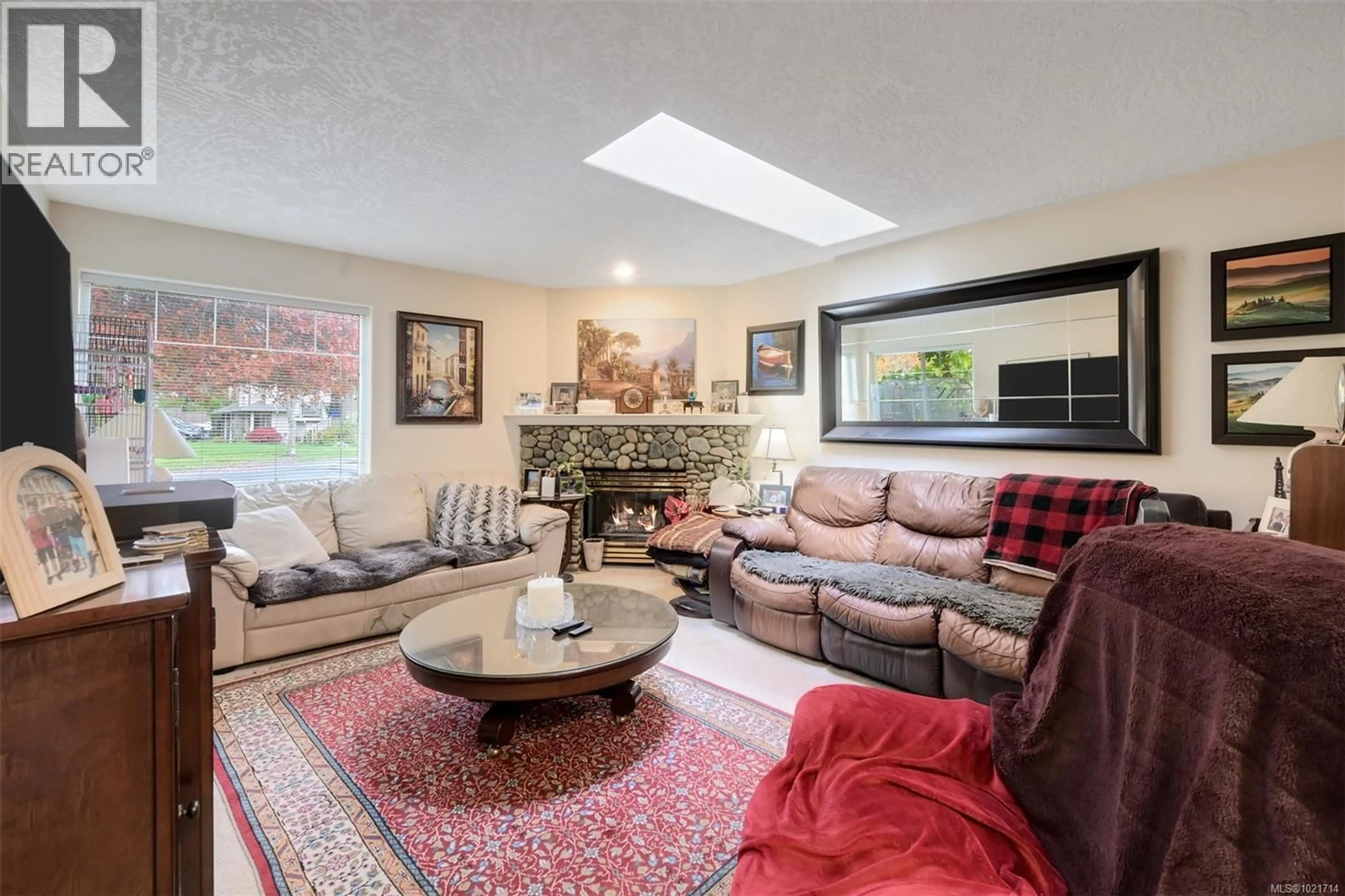 Living room with furniture, unknown for 1975 HIGHLAND ROAD, View Royal British Columbia V9B6H8