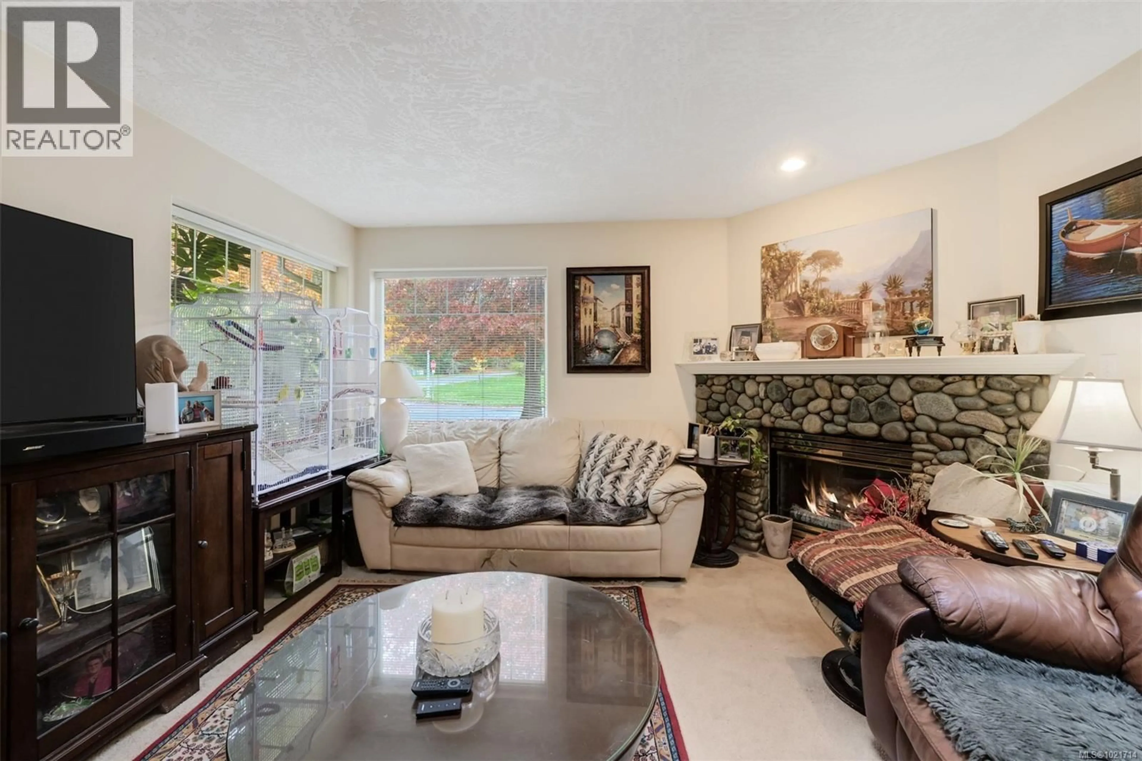 Living room with furniture, ceramic/tile floor for 1975 HIGHLAND ROAD, View Royal British Columbia V9B6H8
