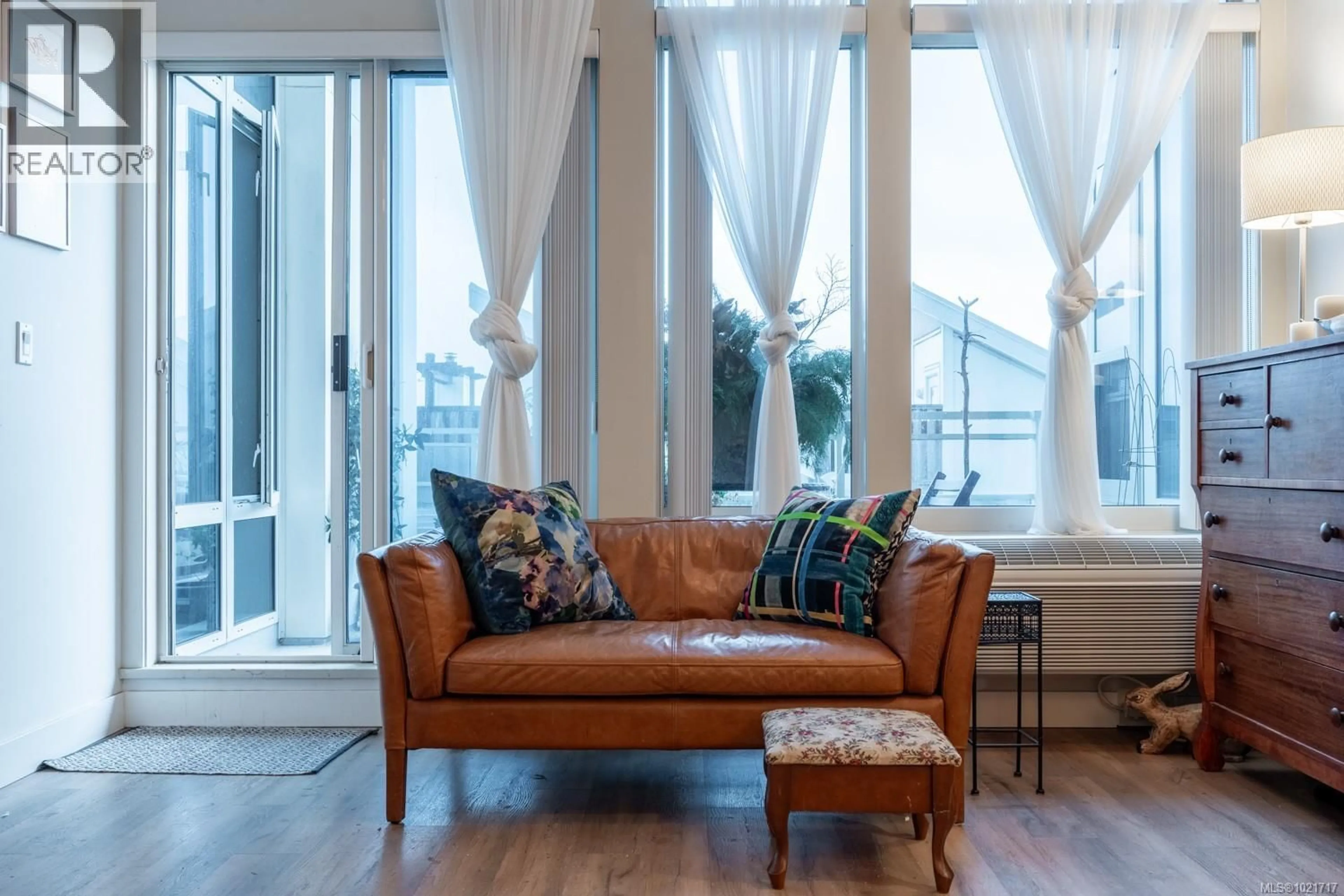 Living room with furniture, unknown for 110 - 38 FRONT STREET, Nanaimo British Columbia V9R0B8