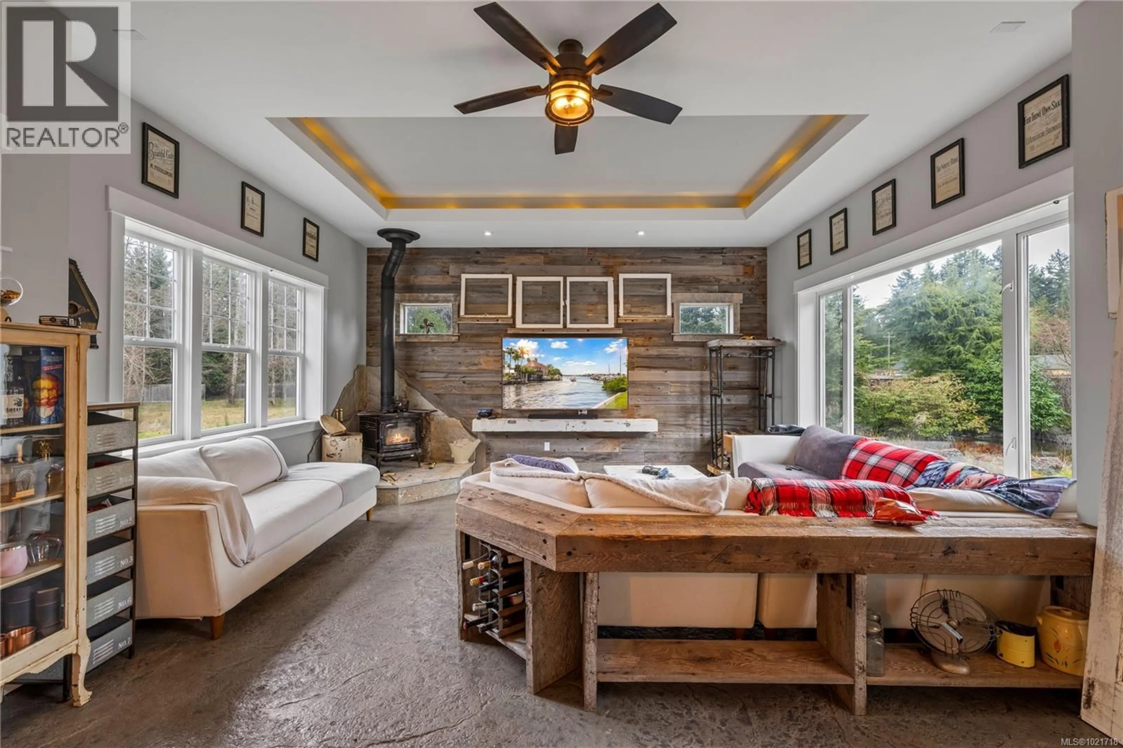 Living room with furniture, unknown for 3805 KRISCOTT ROAD, Whiskey Creek British Columbia V9K1V5