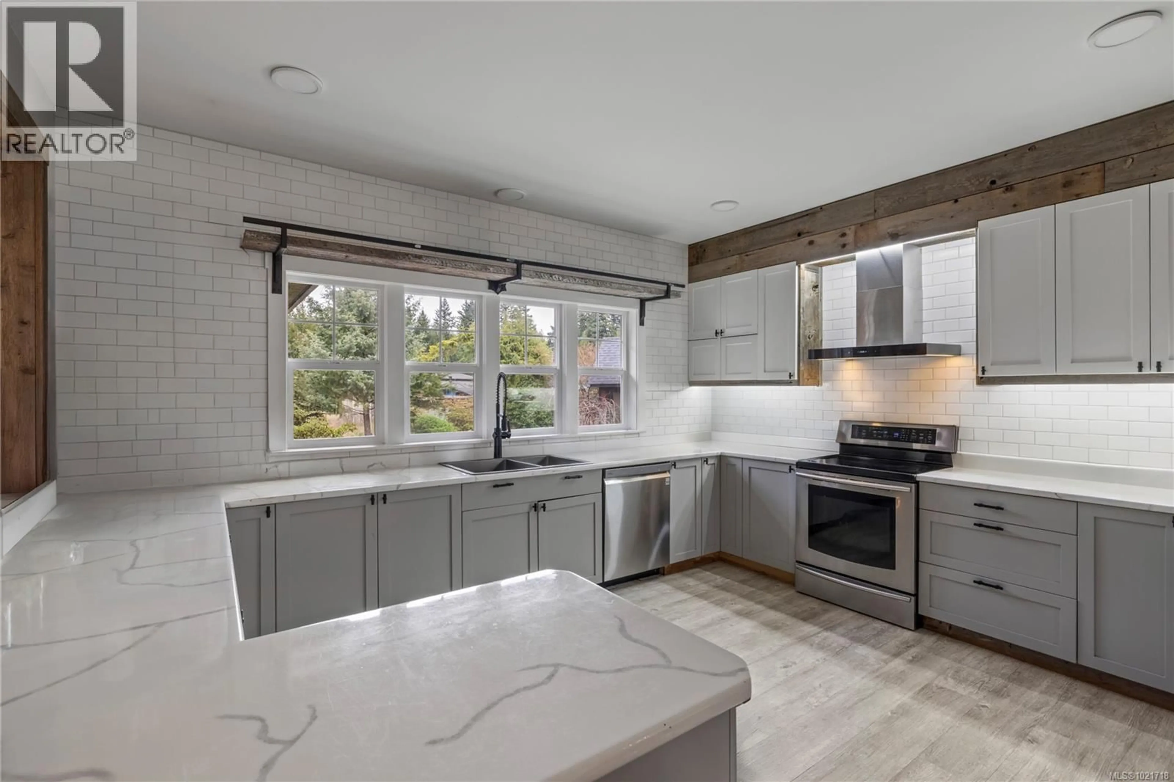 Open concept kitchen, ceramic/tile floor for 3805 KRISCOTT ROAD, Whiskey Creek British Columbia V9K1V5