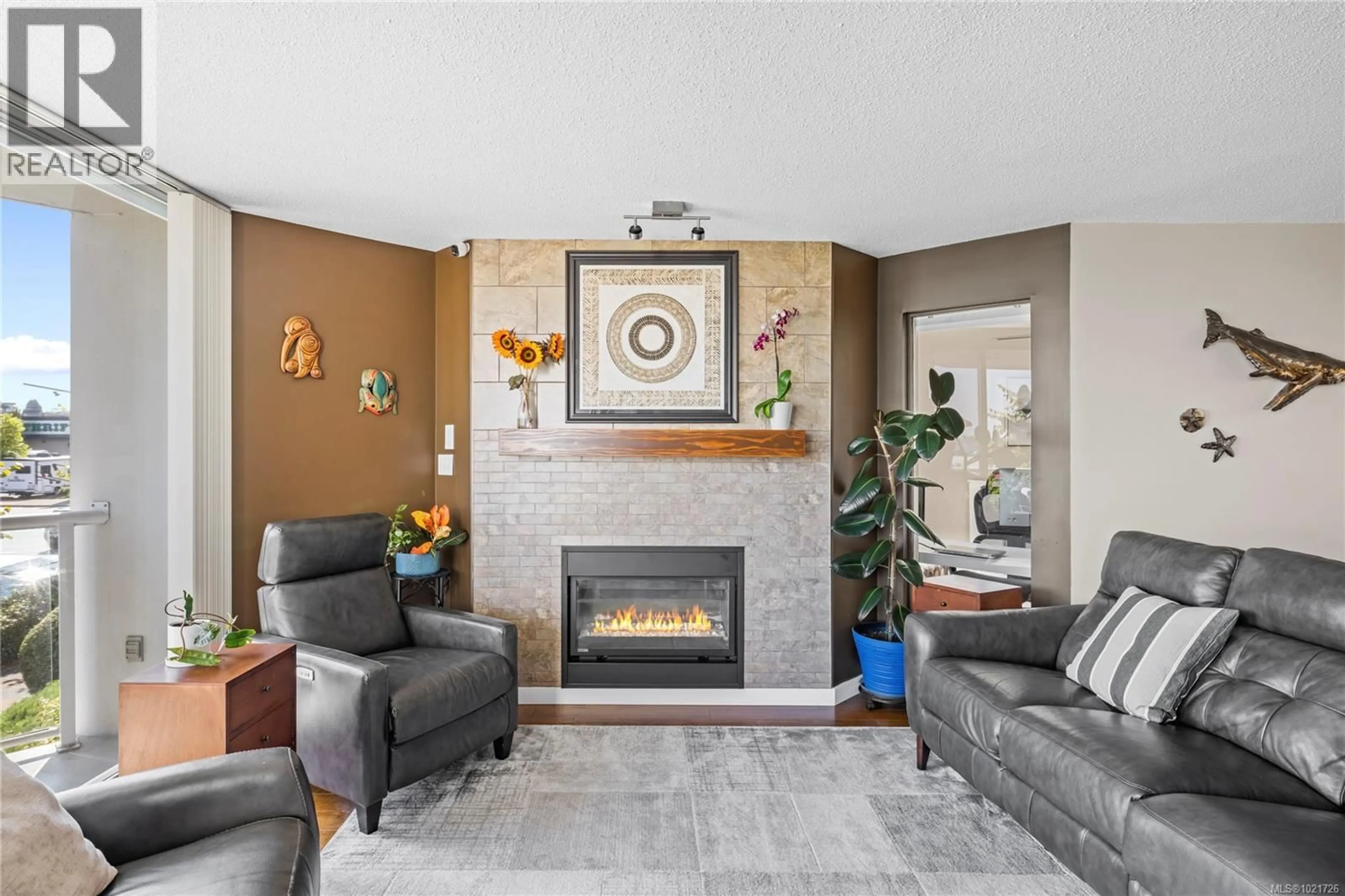 Living room with furniture, ceramic/tile floor for 206 - 158 PROMENADE DRIVE, Nanaimo British Columbia V9R6M7