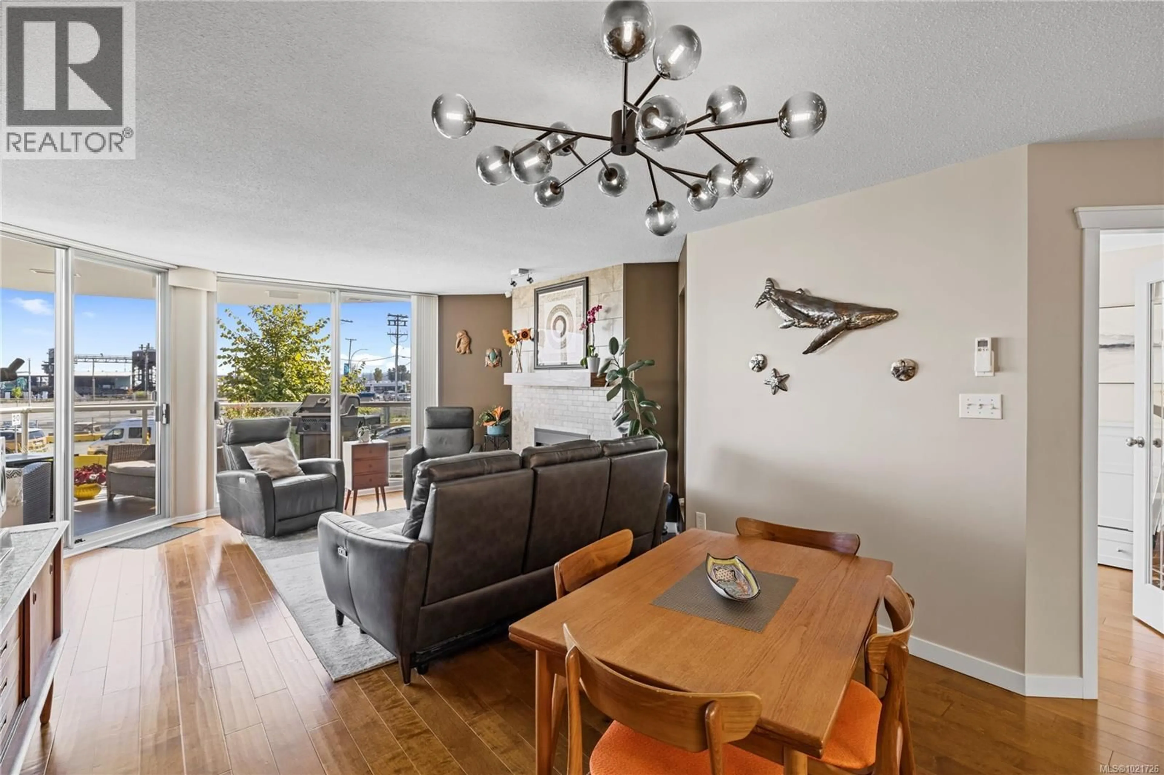 Living room with furniture, wood/laminate floor for 206 - 158 PROMENADE DRIVE, Nanaimo British Columbia V9R6M7