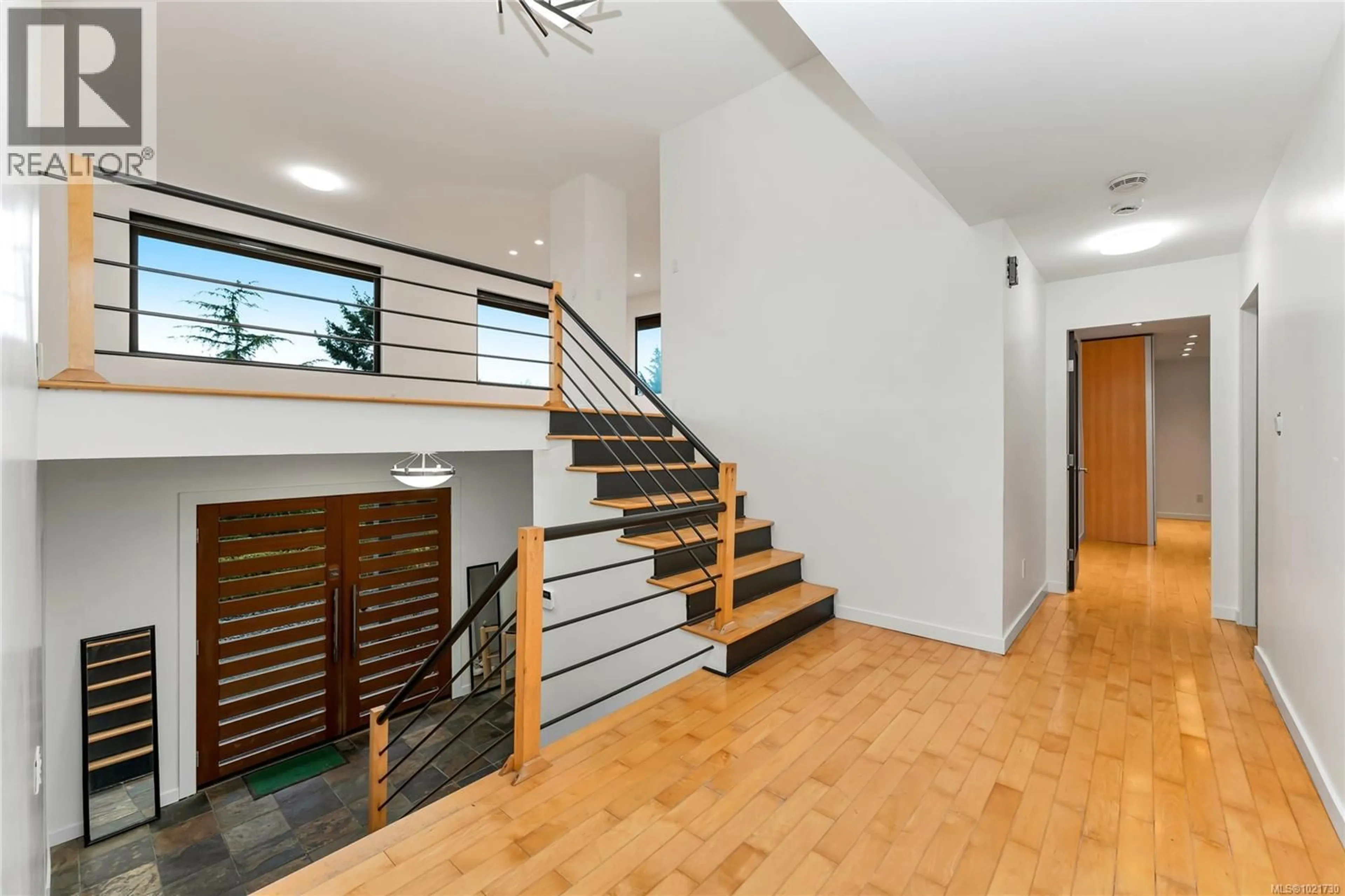 Indoor foyer for 5198 BECKTON ROAD, Saanich British Columbia V8Y2C1