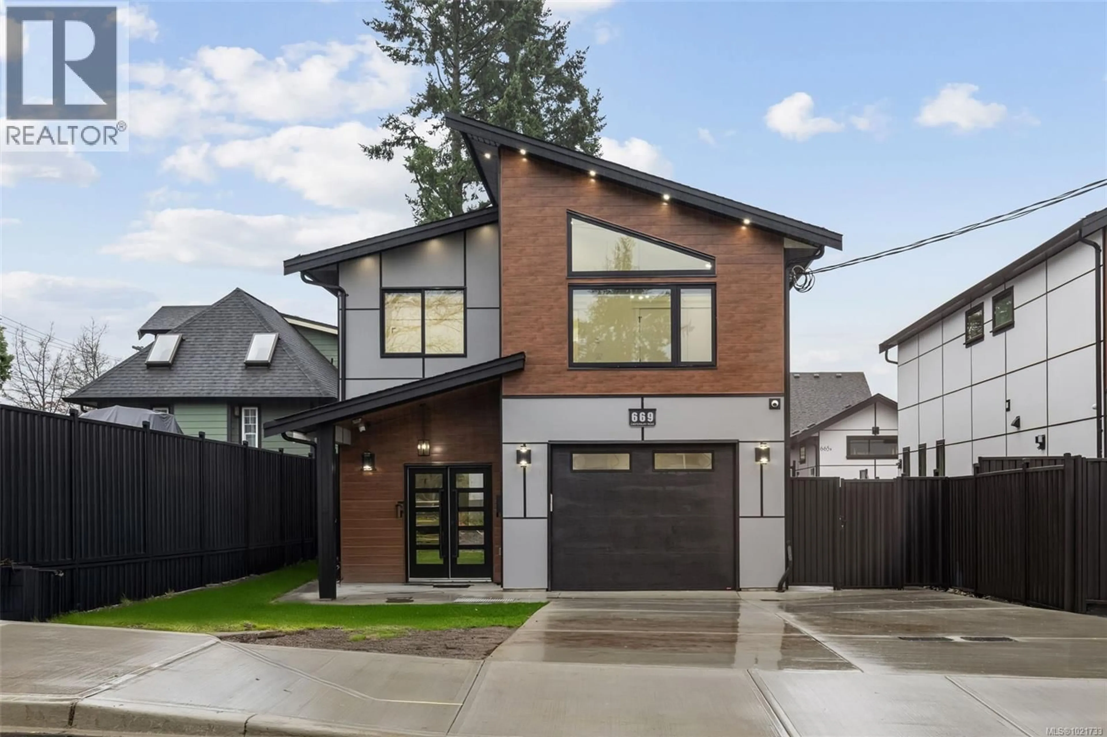 Home with brick exterior material, street for 669 CANTERBURY ROAD, Saanich British Columbia V8Z1Z8