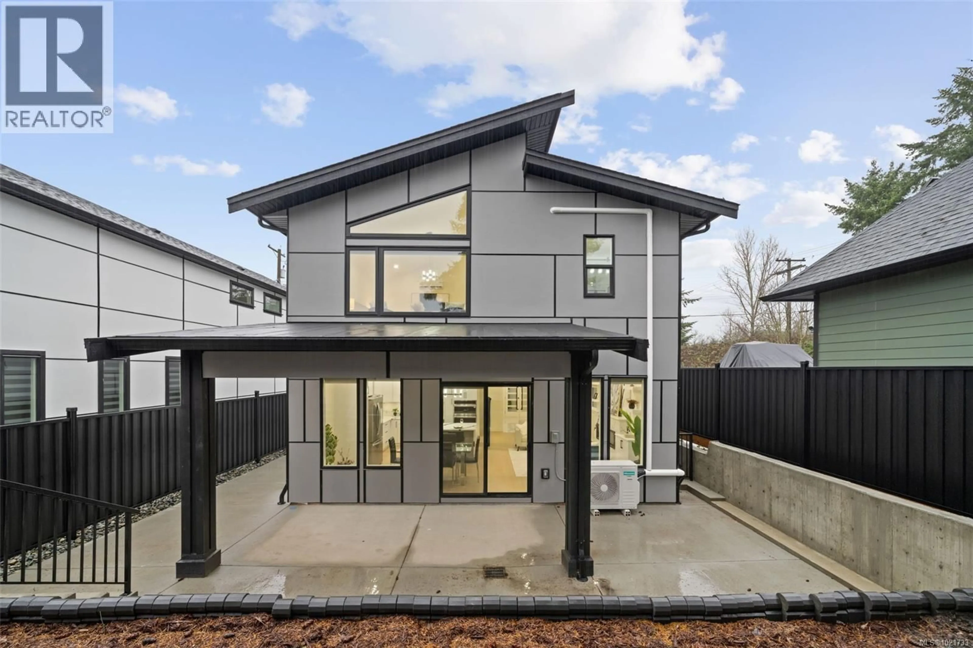 Home with vinyl exterior material, street for 669 CANTERBURY ROAD, Saanich British Columbia V8Z1Z8