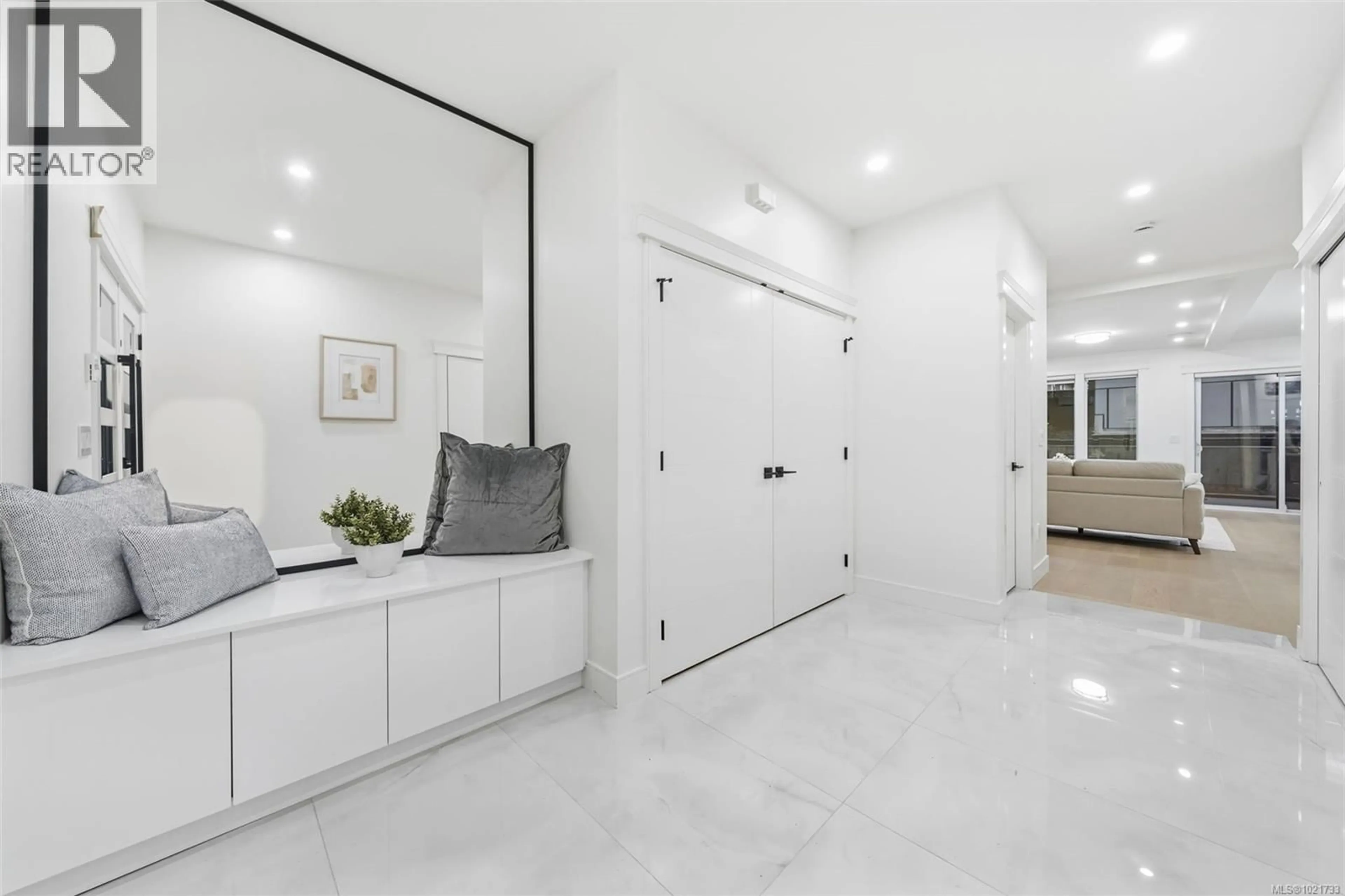 Indoor entryway for 669 CANTERBURY ROAD, Saanich British Columbia V8Z1Z8