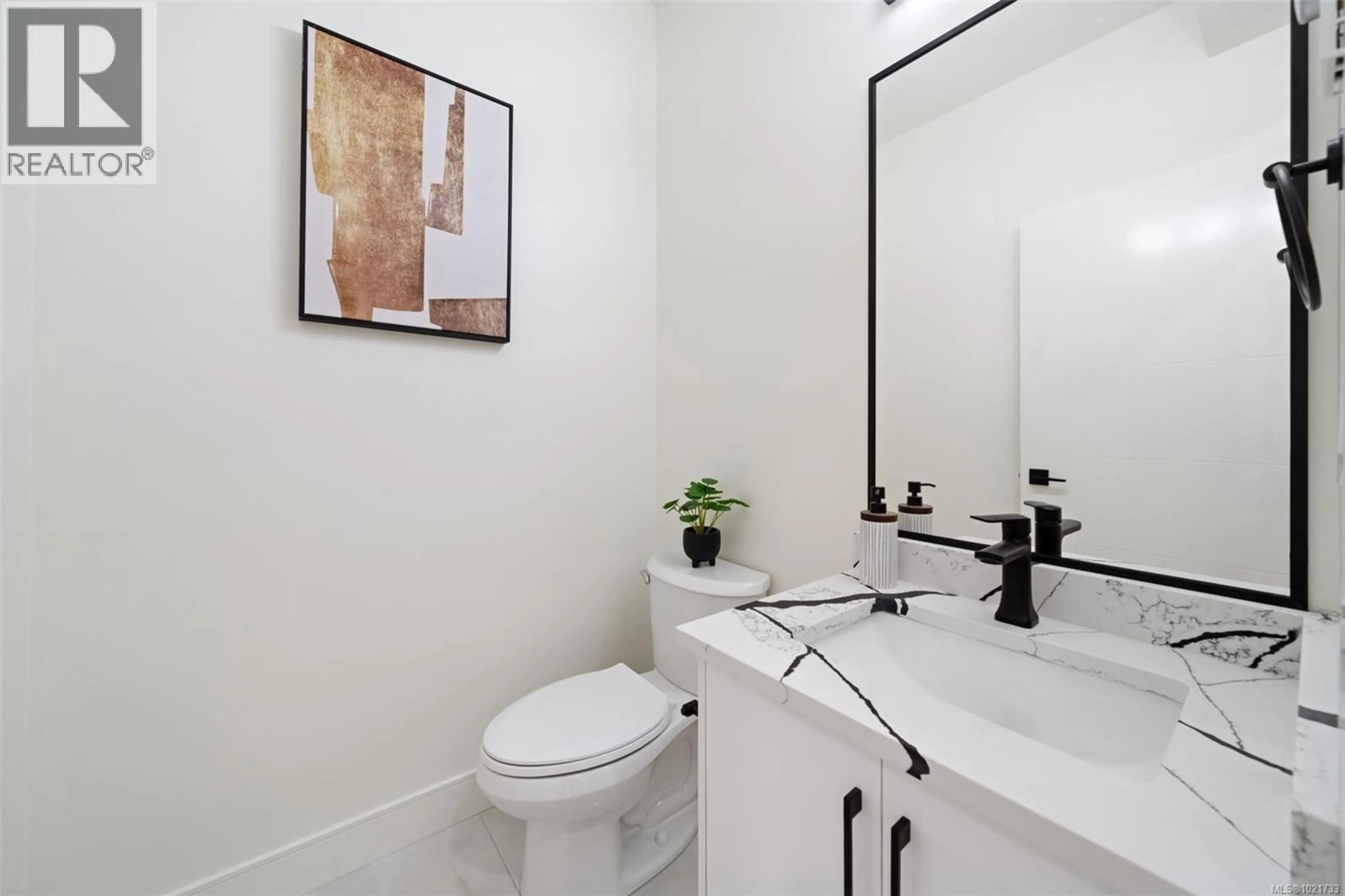 Standard bathroom, ceramic/tile floor for 669 CANTERBURY ROAD, Saanich British Columbia V8Z1Z8