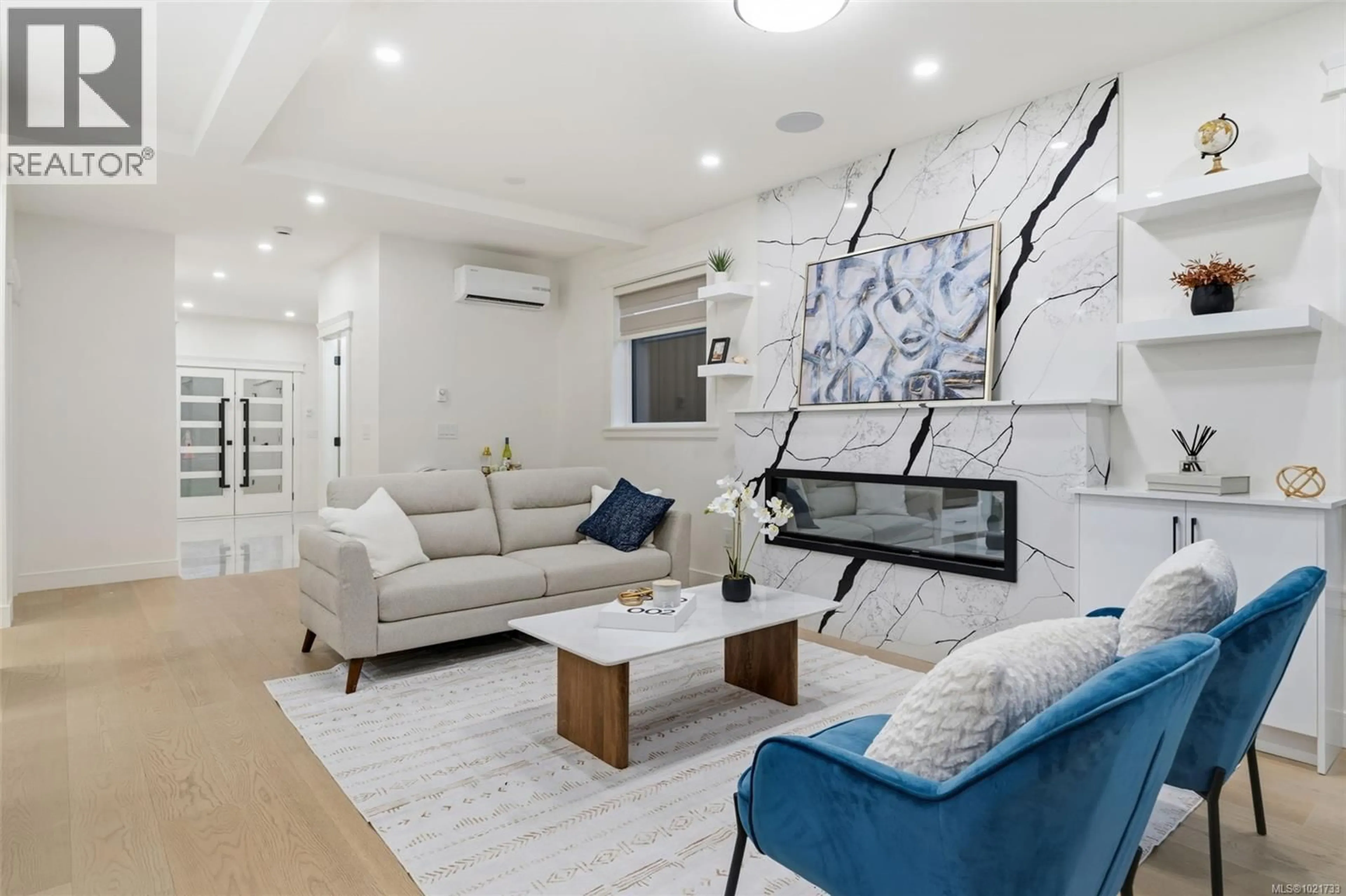 Living room with furniture, unknown for 669 CANTERBURY ROAD, Saanich British Columbia V8Z1Z8