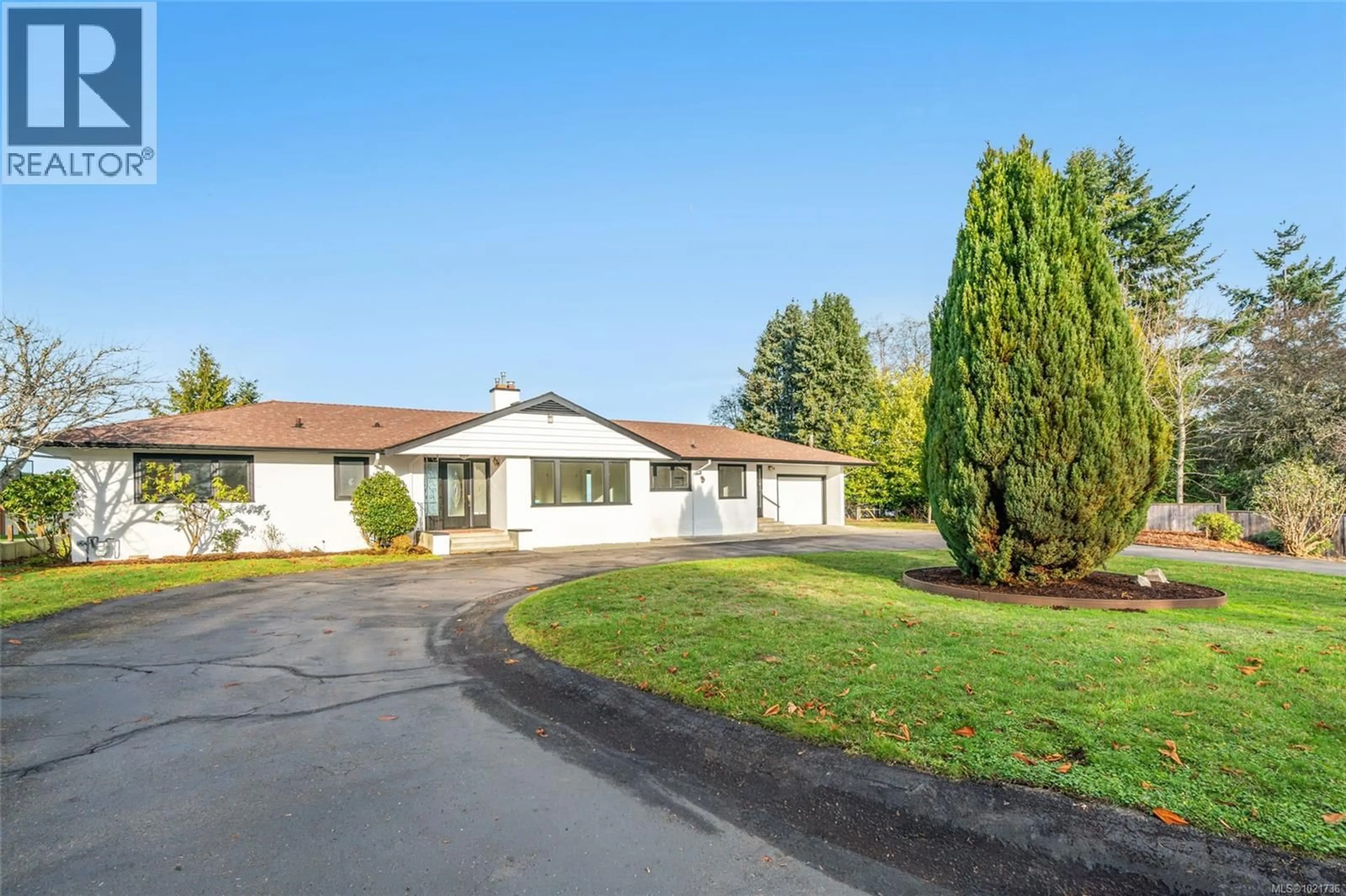 A pic from outside/outdoor area/front of a property/back of a property/a pic from drone, street for 441 MEMORIAL AVENUE, Qualicum Beach British Columbia V9K1G8