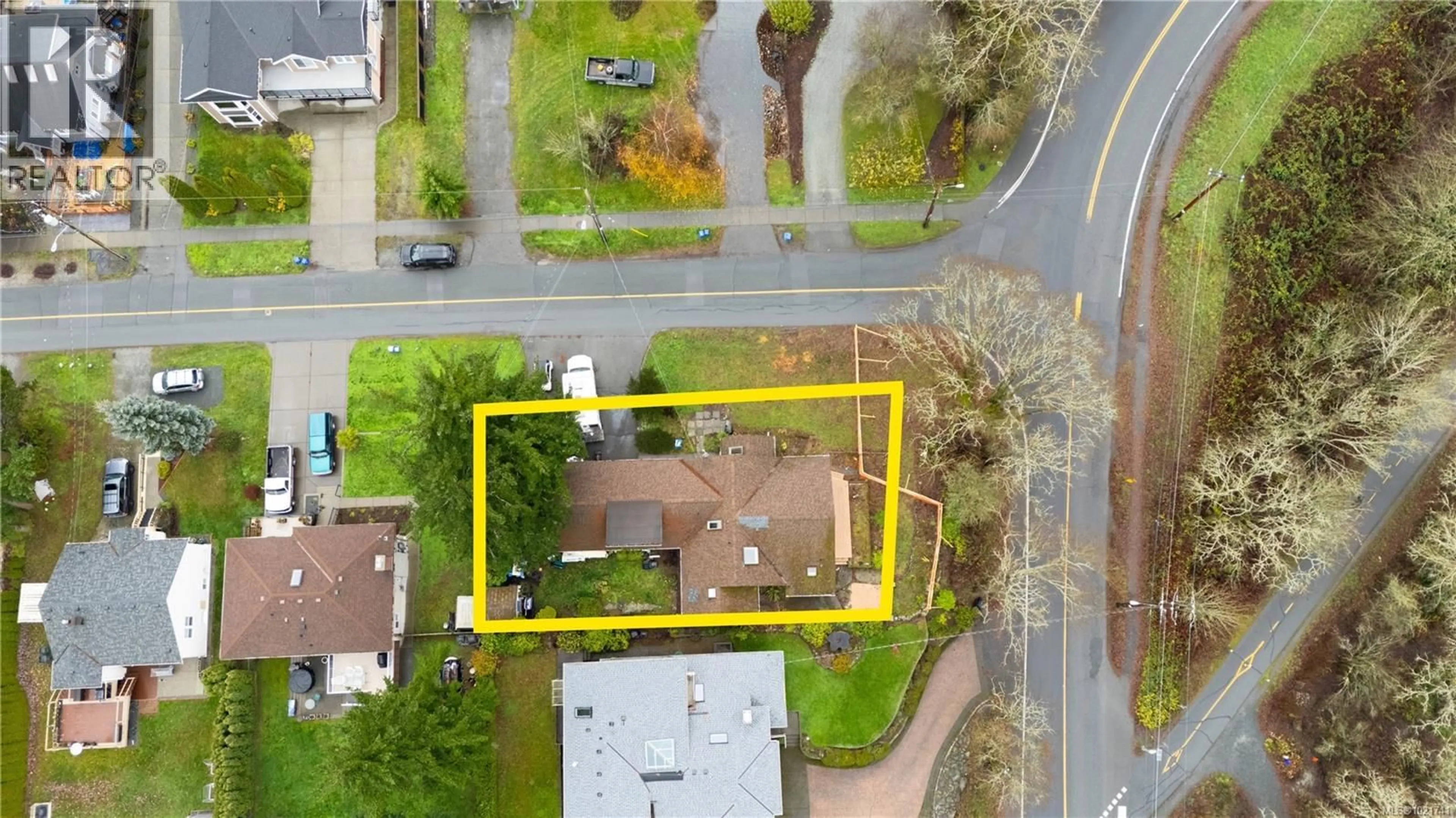 A pic from outside/outdoor area/front of a property/back of a property/a pic from drone, street for 900 LODGE AVENUE, Saanich British Columbia V8X3A8