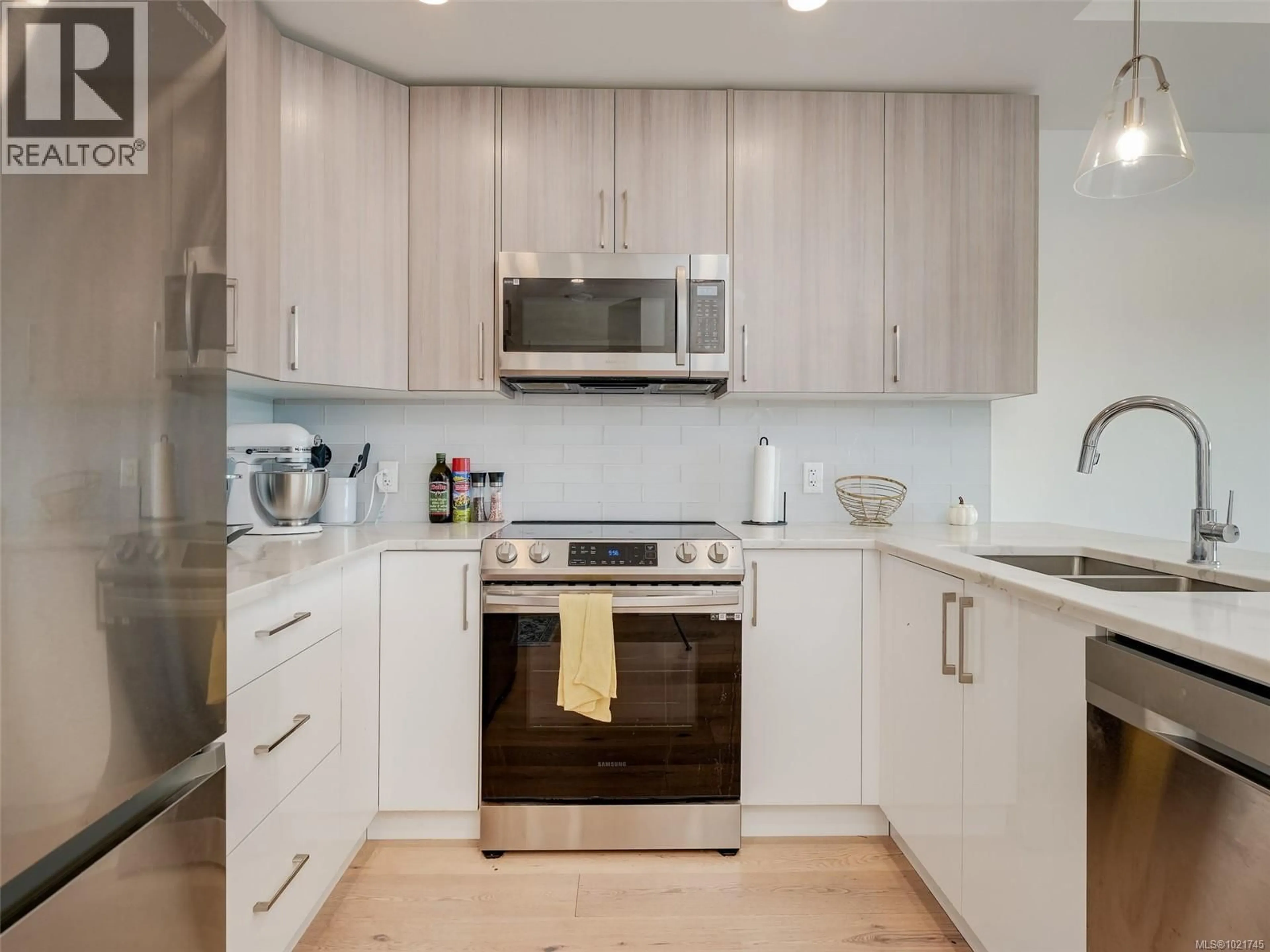 Standard kitchen, wood/laminate floor for 307 - 7098 WALLACE DRIVE, Central Saanich British Columbia V8M1G9