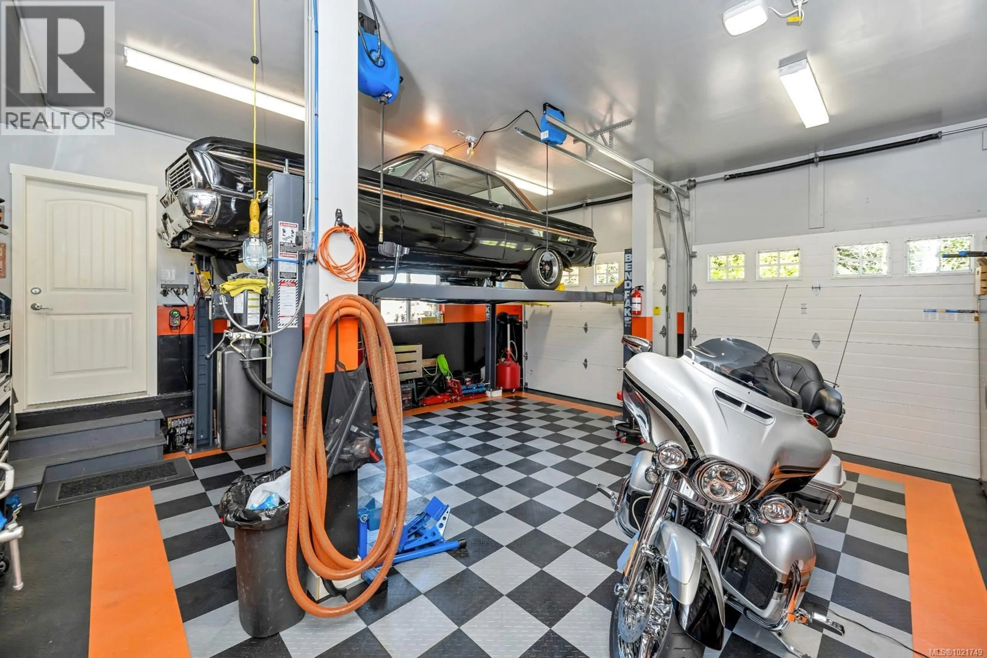 Indoor garage for 1153 DEERVIEW PLACE, Langford British Columbia V9B0B3