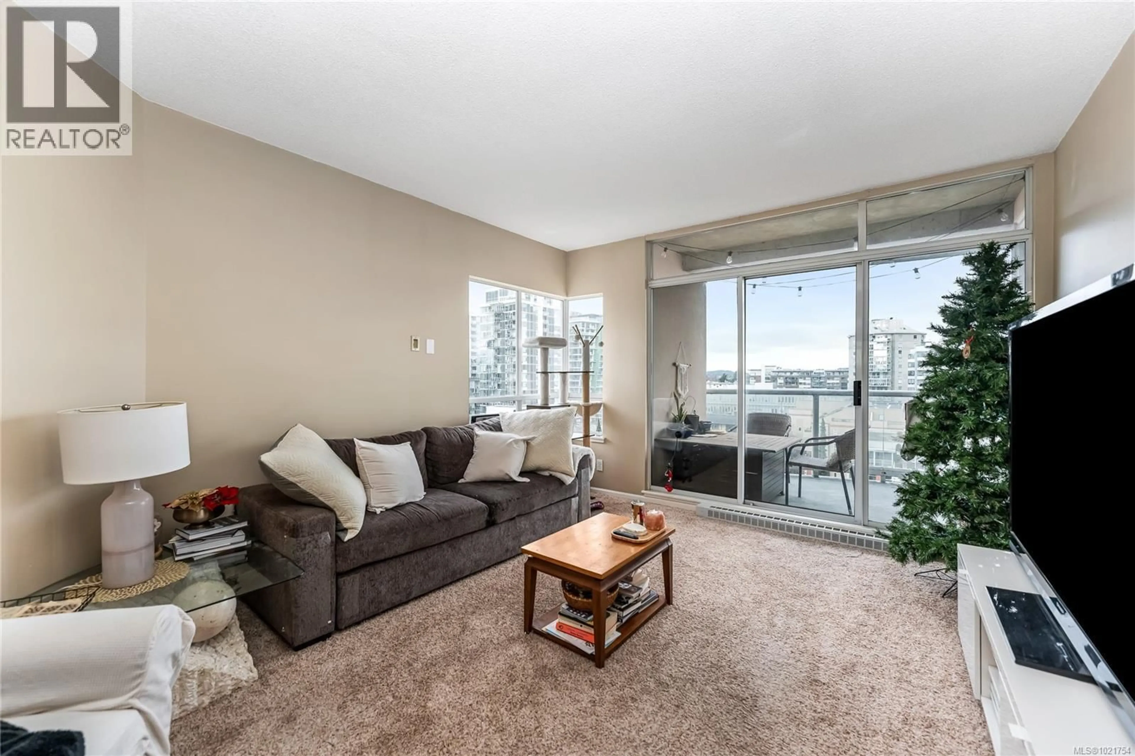 Living room with furniture, carpet floor for 1004 - 1020 VIEW STREET, Victoria British Columbia V8V4Y4