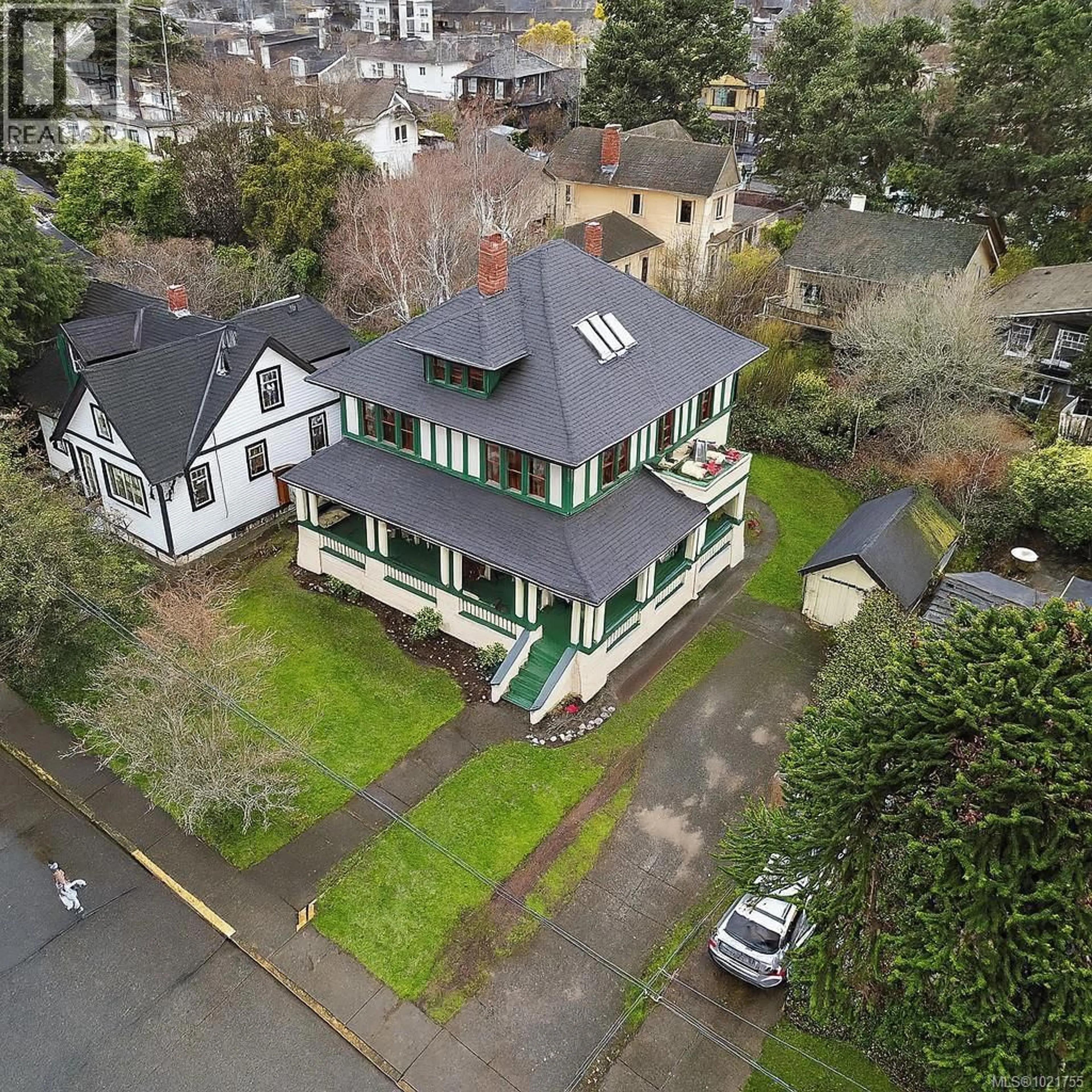 A pic from outside/outdoor area/front of a property/back of a property/a pic from drone, street for 132 GOVERNMENT STREET SOUTH, Victoria British Columbia V8V2K7