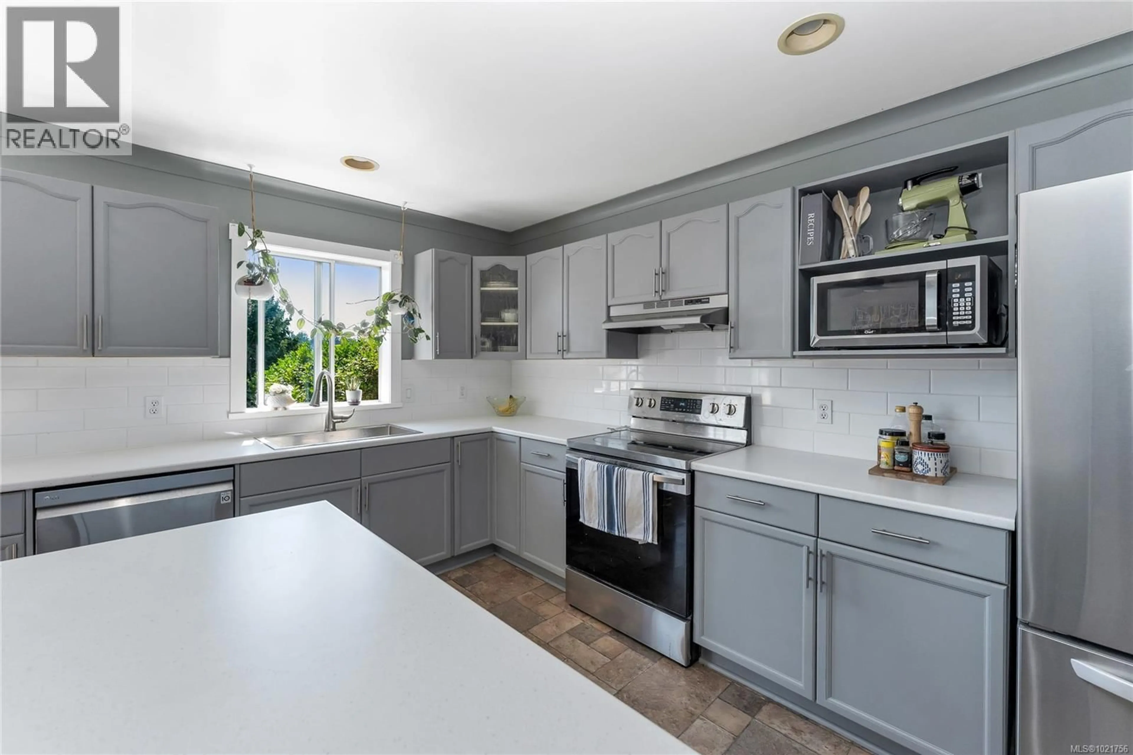 Open concept kitchen, ceramic/tile floor for 505 WINDTHROP ROAD, Colwood British Columbia V9C3B6