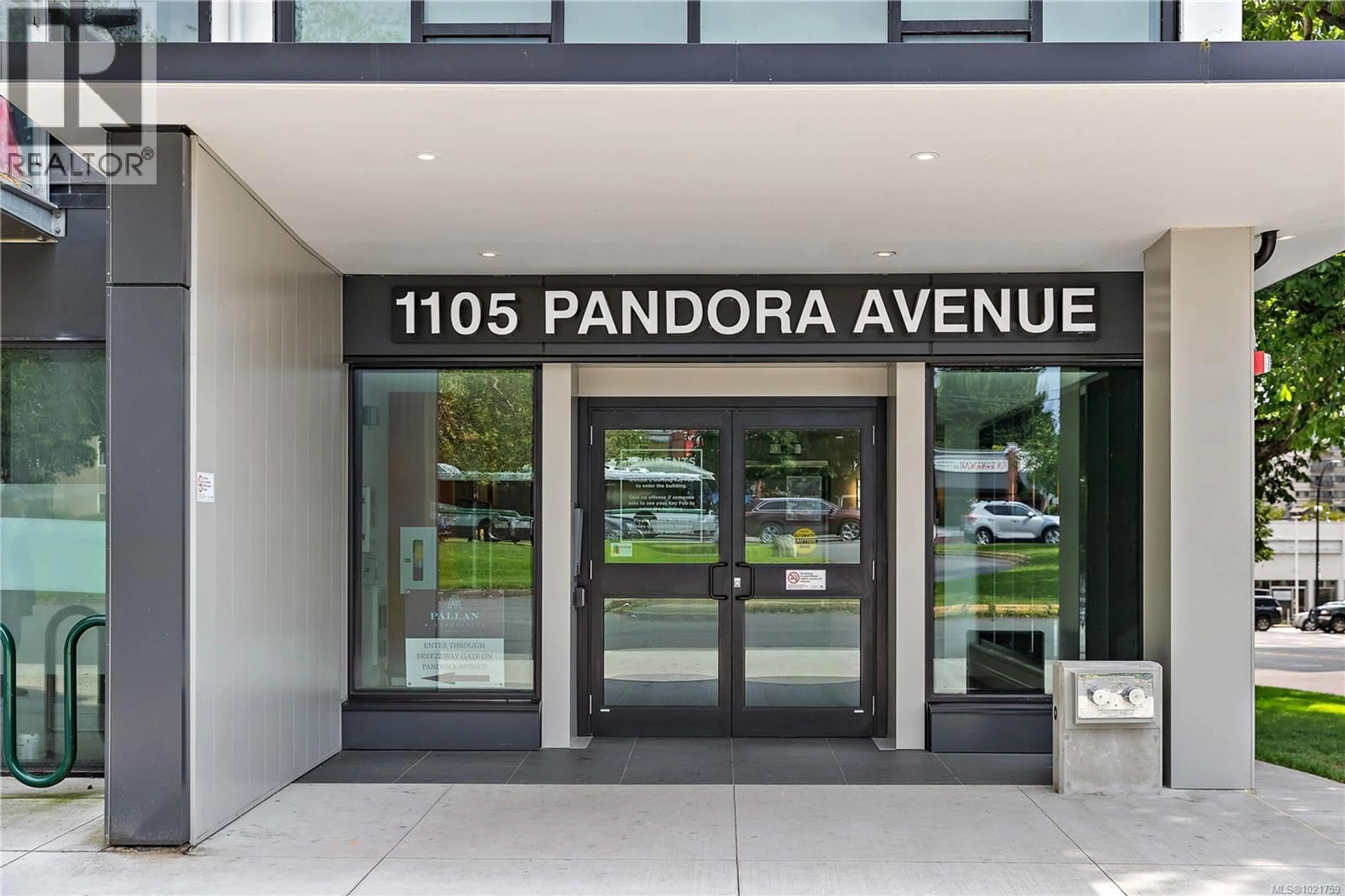 Indoor foyer for N405 - 1105 PANDORA AVENUE, Victoria British Columbia V8V3P9