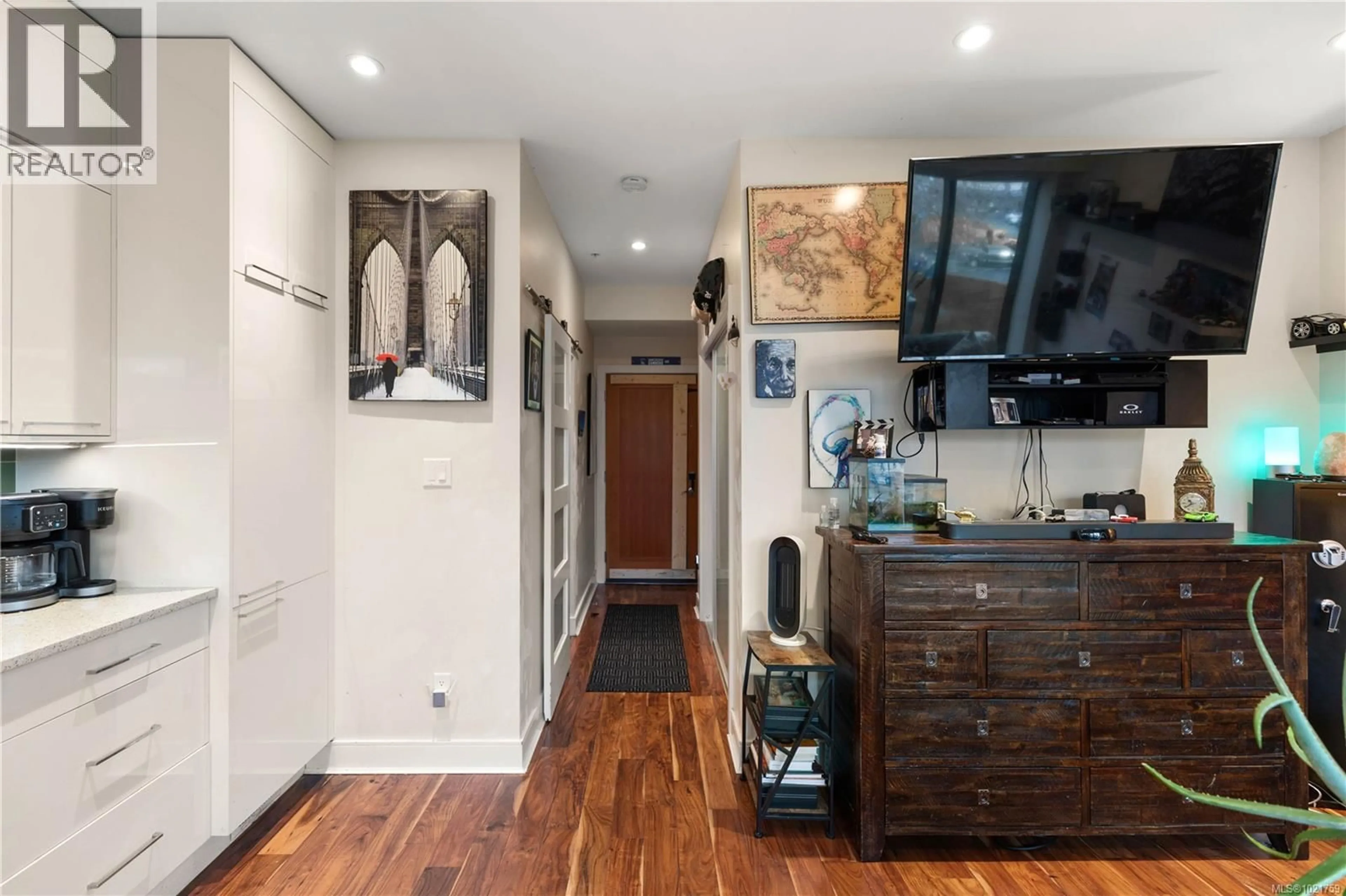 Indoor entryway for N405 - 1105 PANDORA AVENUE, Victoria British Columbia V8V3P9