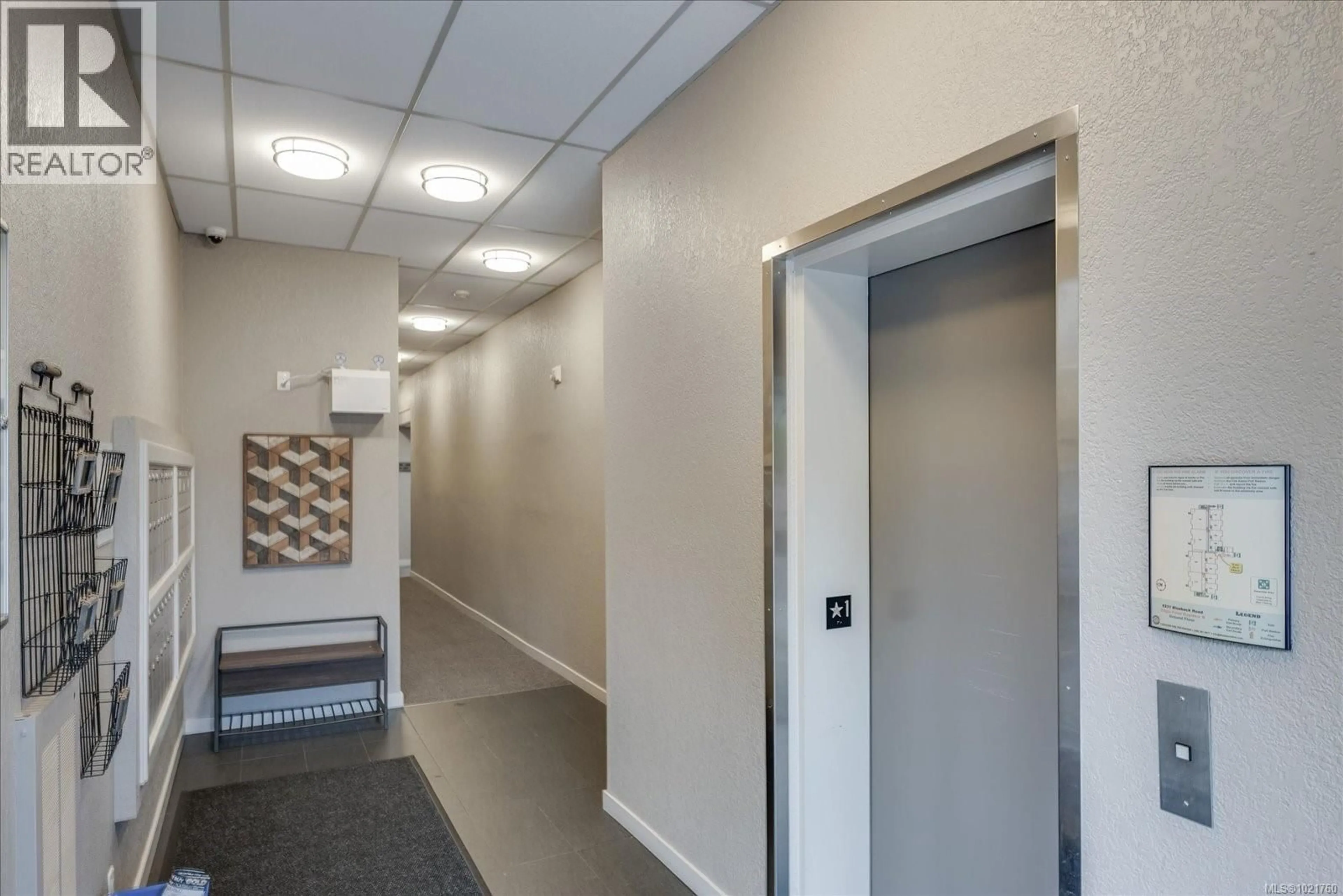 Indoor foyer for 110B - 6231 BLUEBACK ROAD, Nanaimo British Columbia V9V1J3