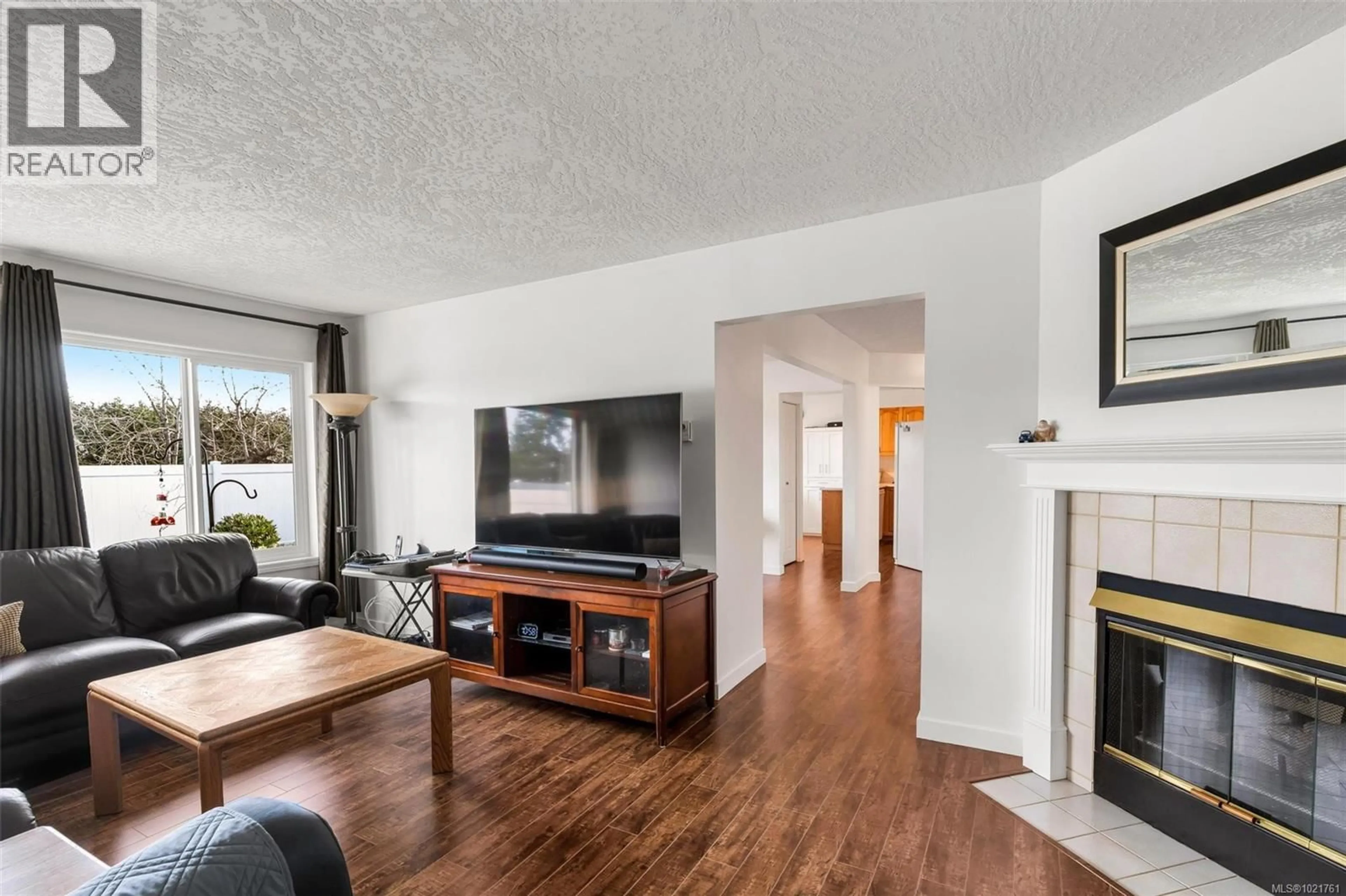 Living room with furniture, wood/laminate floor for 23 - 2560 WILCOX TERRACE, Central Saanich British Columbia V8Z6Z8