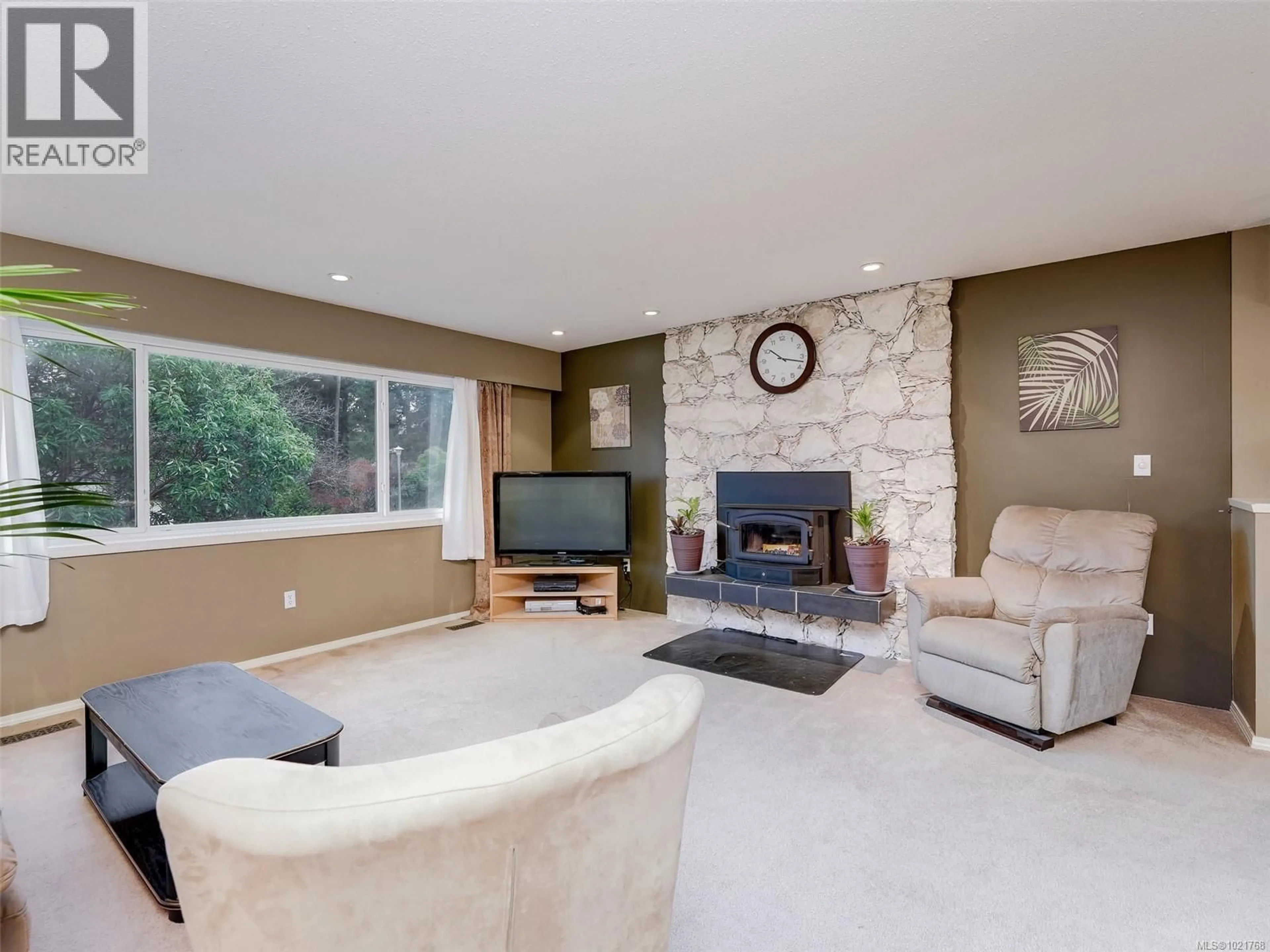 Living room with furniture, unknown for 1018 DAMELART WAY, Central Saanich British Columbia V8M1H7