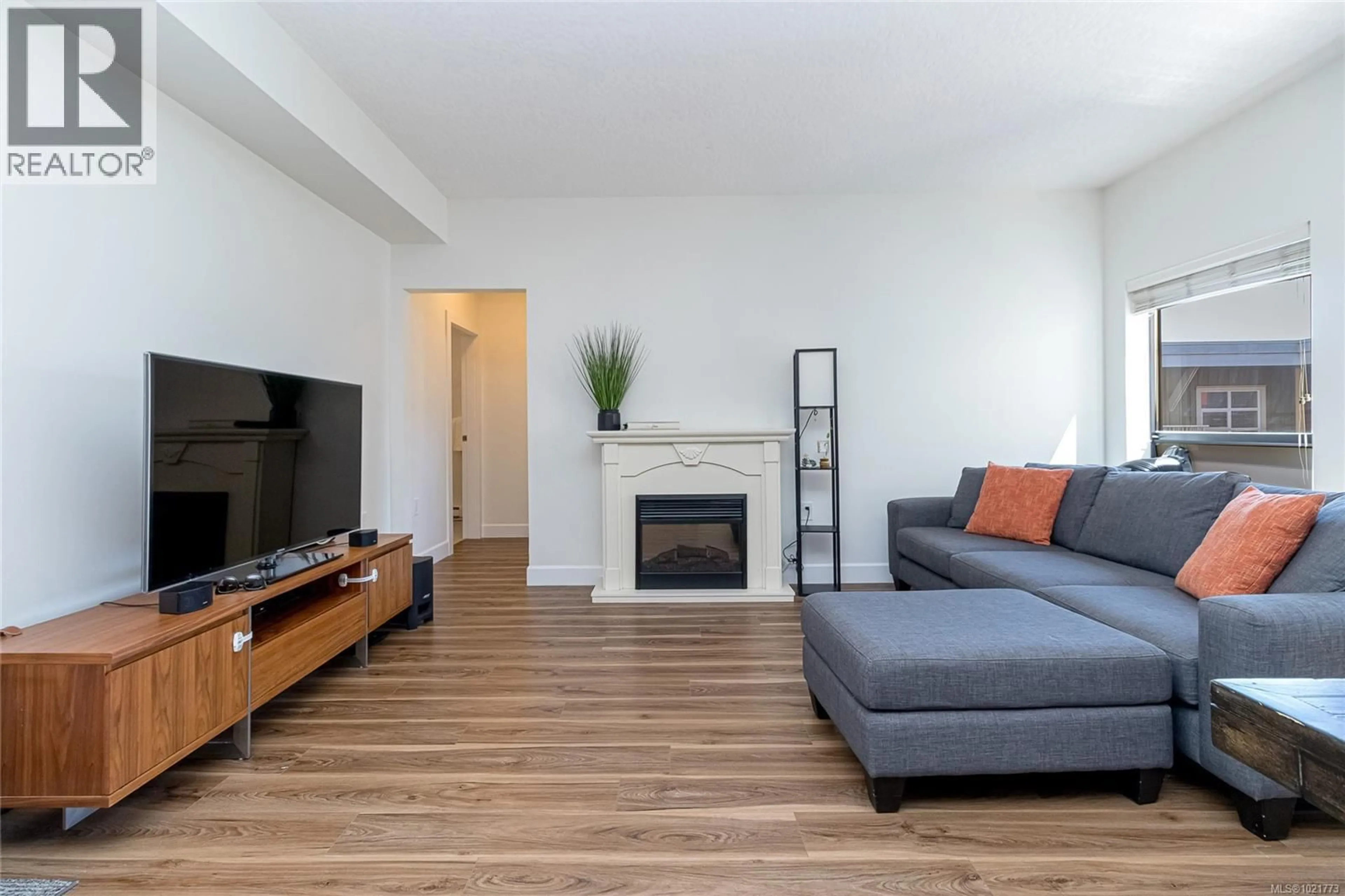 Living room with furniture, wood/laminate floor for 408 - 870 SHORT STREET, Saanich British Columbia V8X2V5