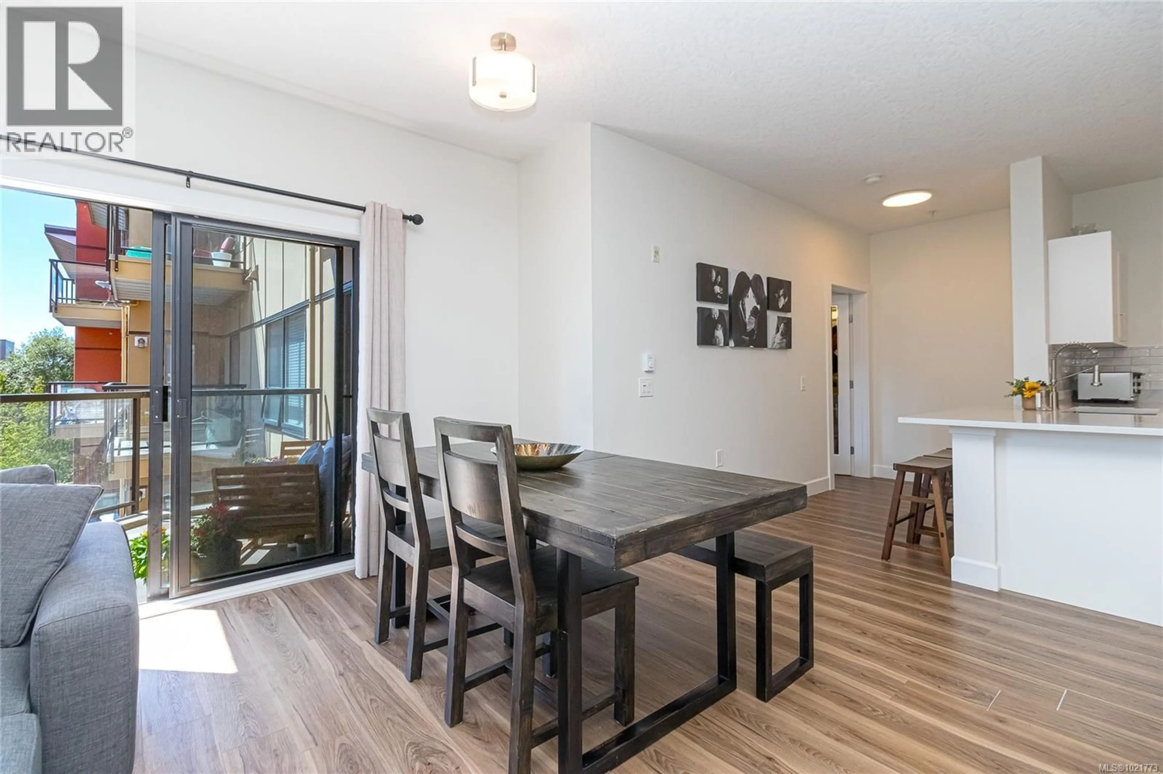 Dining room, wood/laminate floor for 408 - 870 SHORT STREET, Saanich British Columbia V8X2V5