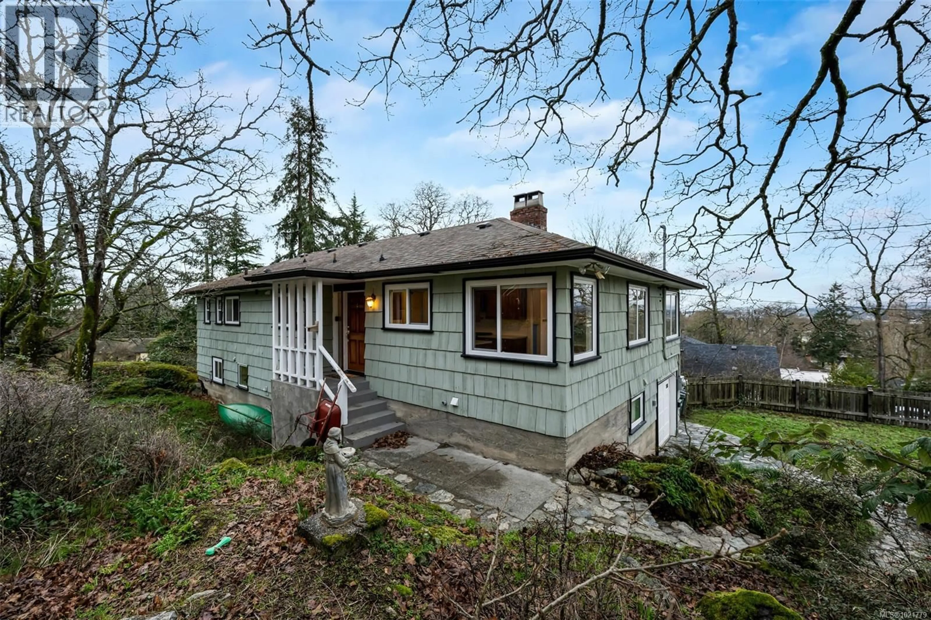 Home with vinyl exterior material, unknown for 1181 CLOVELLY TERRACE, Saanich British Columbia V8P1V7
