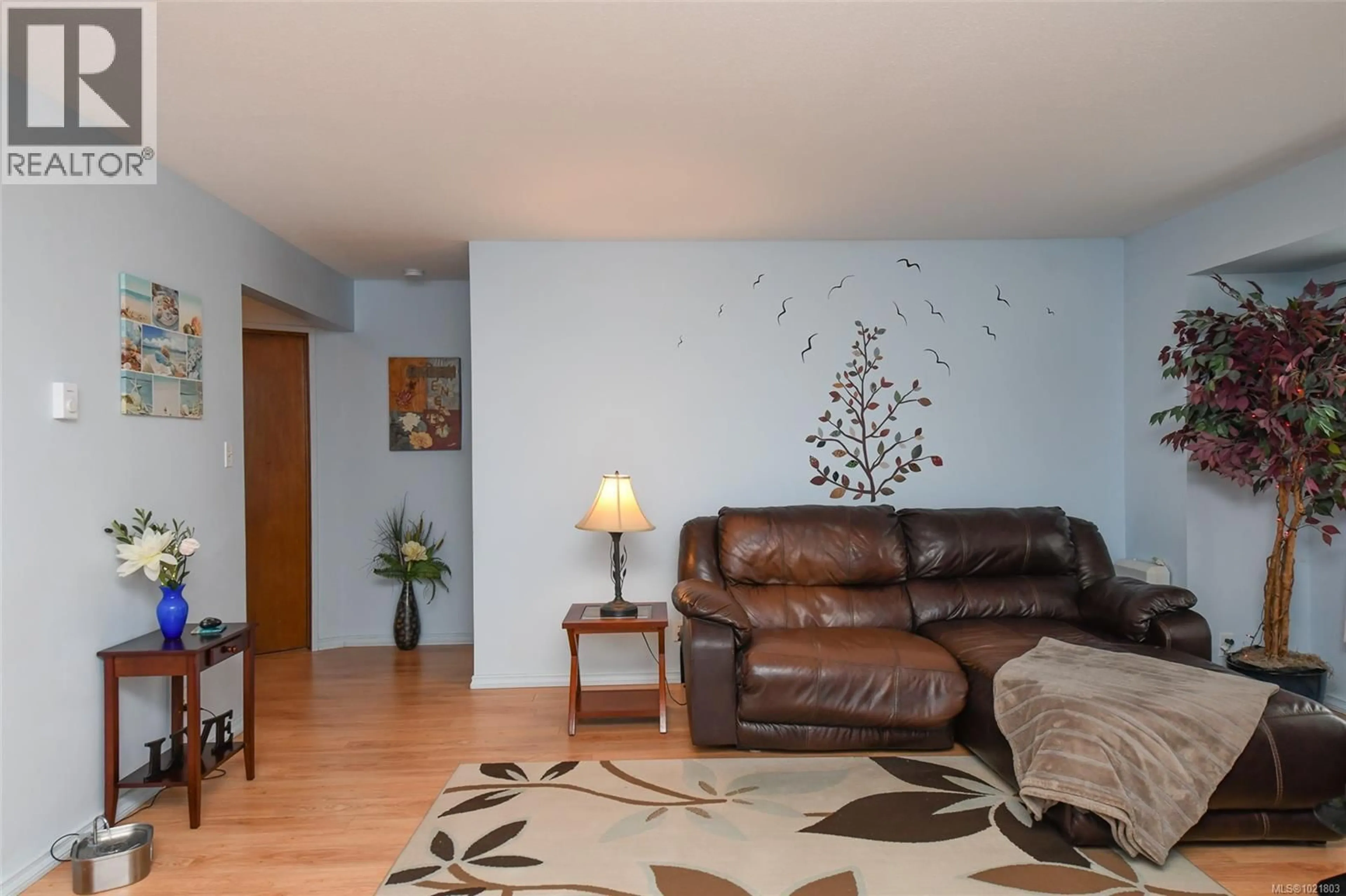 Living room with furniture, wood/laminate floor for 31 - 1535 DINGWALL ROAD, Courtenay British Columbia V9N3S8