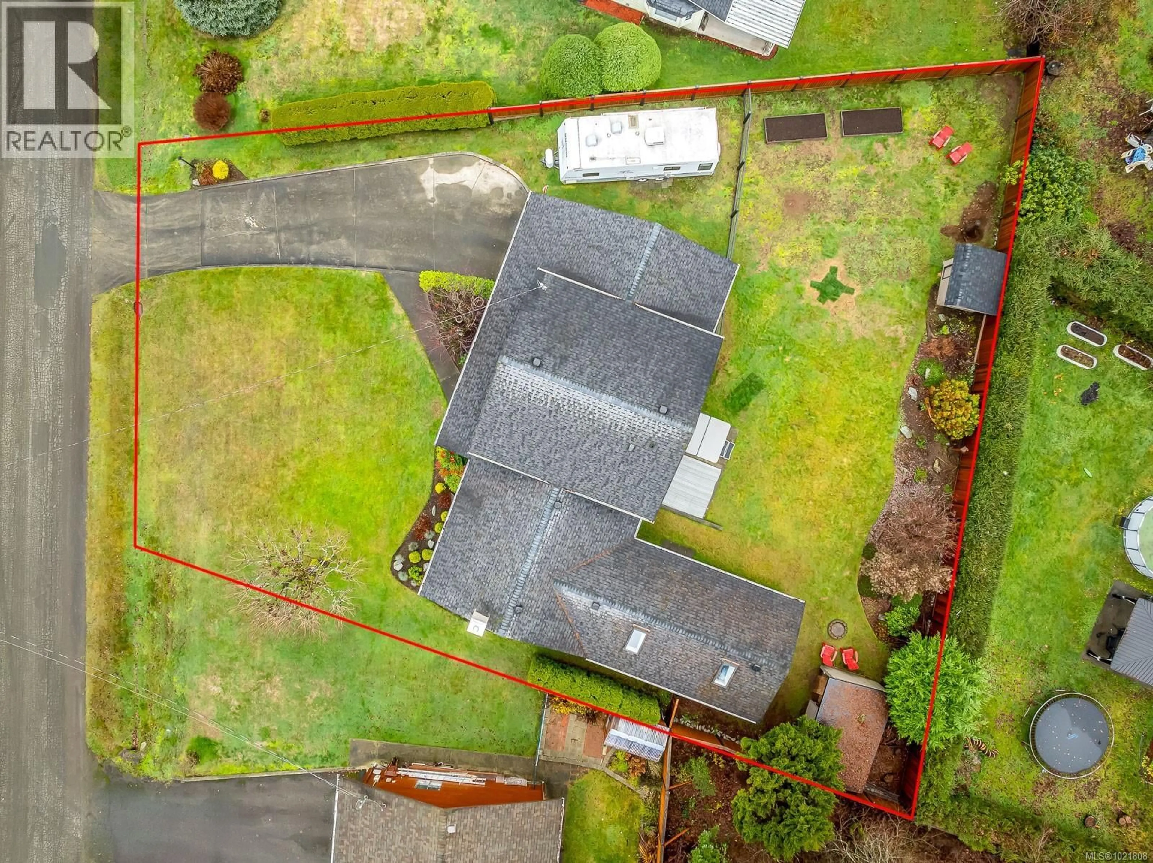 A pic from outside/outdoor area/front of a property/back of a property/a pic from drone, street for 4988 ADRIAN ROAD, Courtenay British Columbia V9N6T8