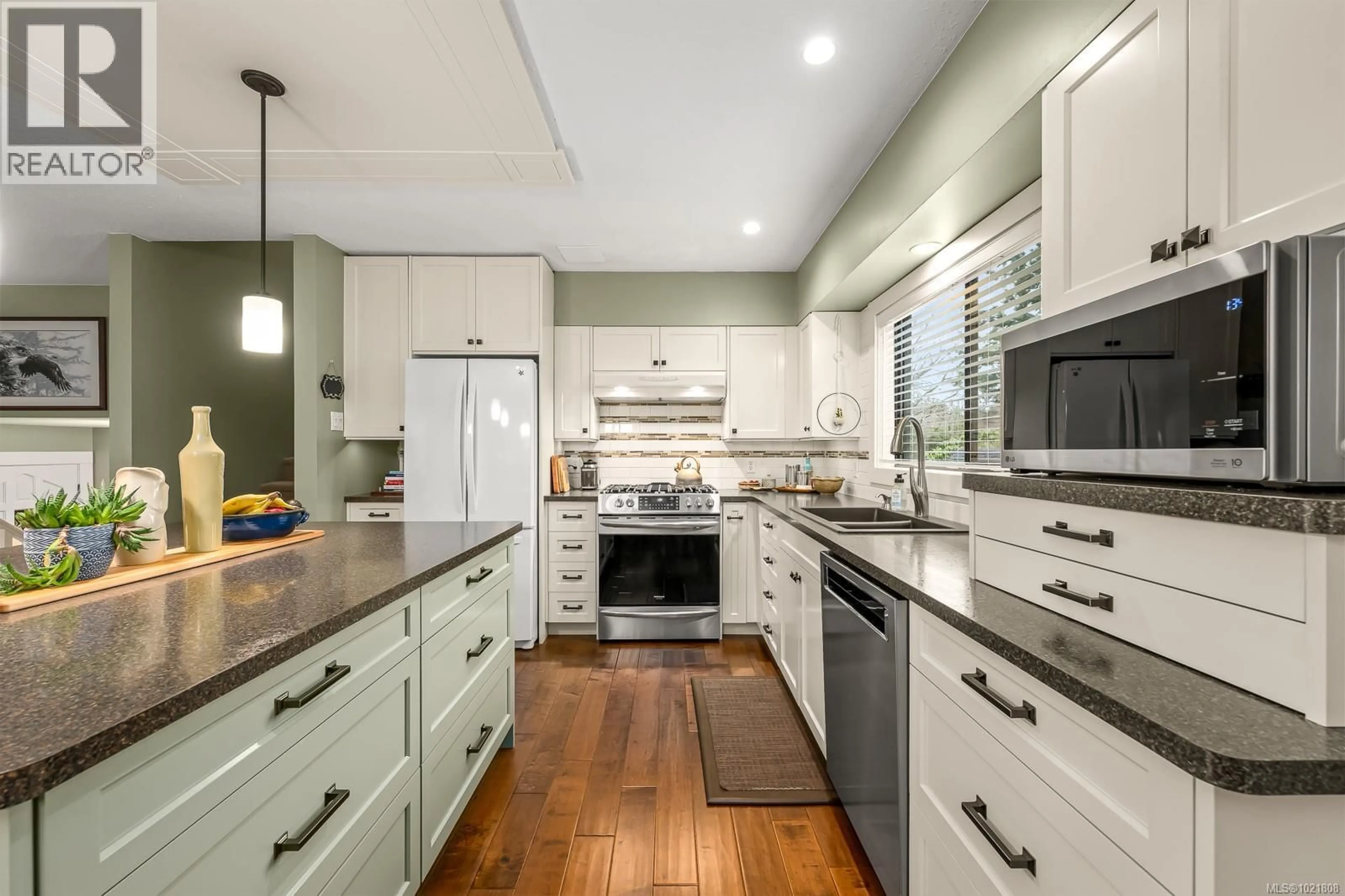 Contemporary kitchen, unknown for 4988 ADRIAN ROAD, Courtenay British Columbia V9N6T8