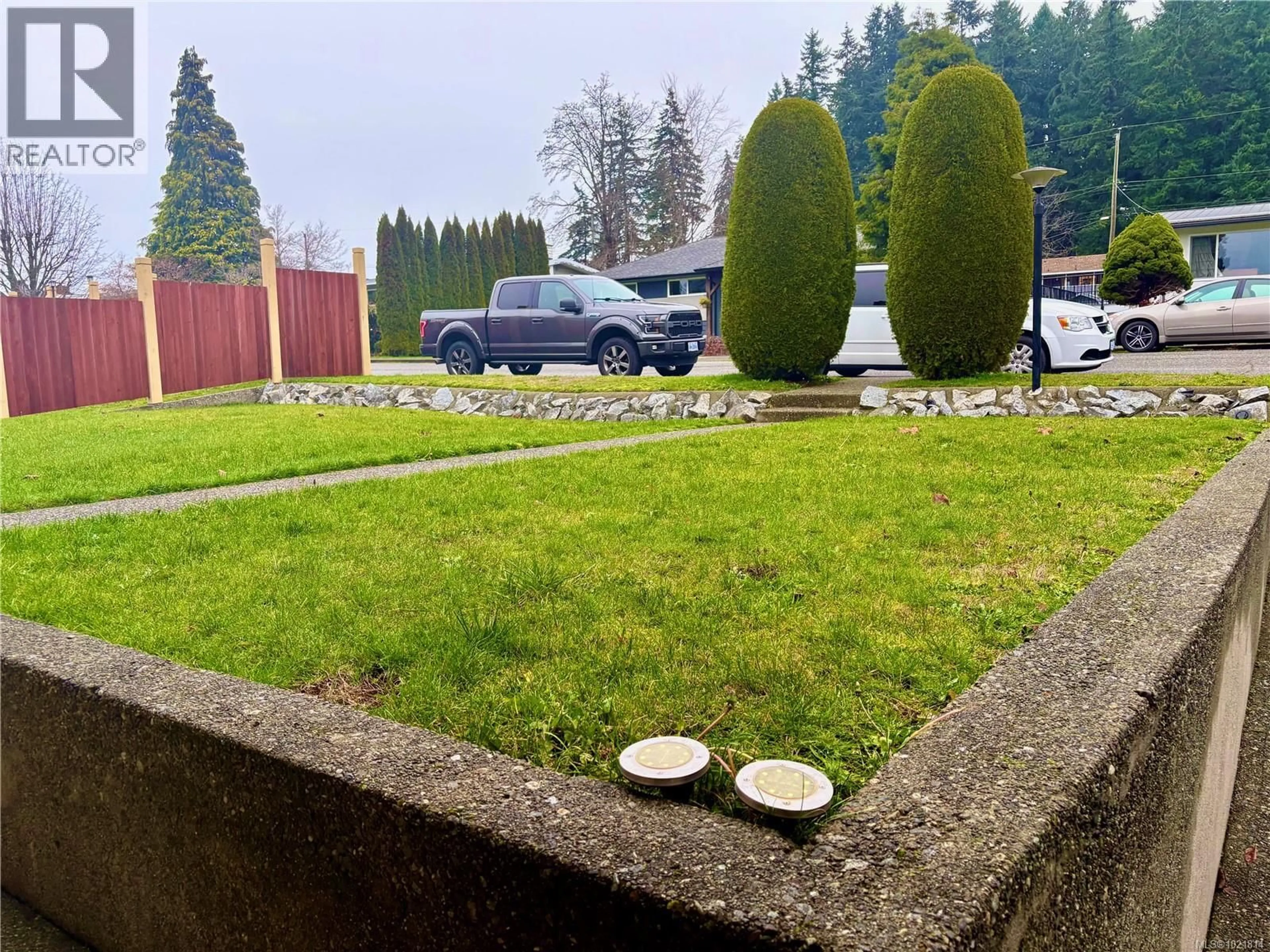 A pic from outside/outdoor area/front of a property/back of a property/a pic from drone, mountain view for 2738 14TH AVENUE, Port Alberni British Columbia Y9Y2K7