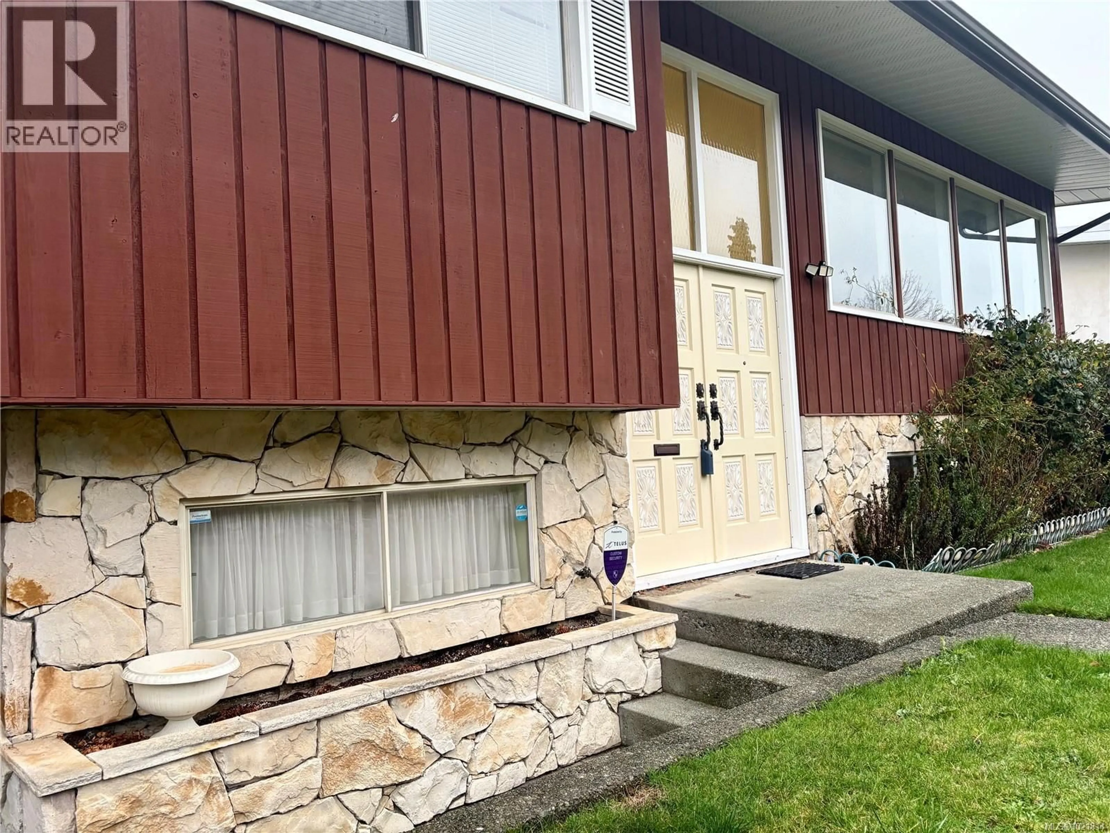 Home with vinyl exterior material, street for 2738 14TH AVENUE, Port Alberni British Columbia Y9Y2K7