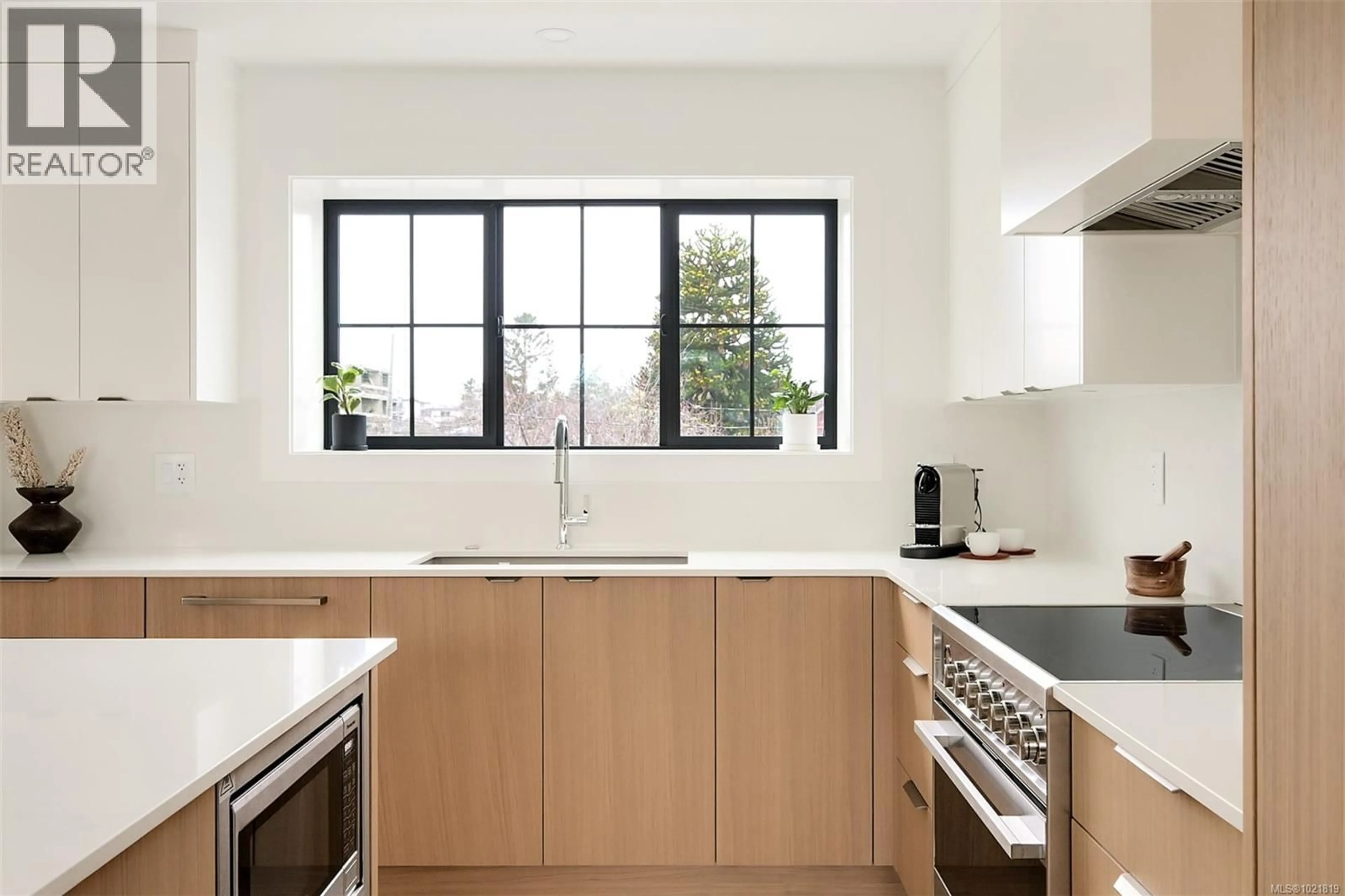 Contemporary kitchen, unknown for 2 - 2268 BOWKER AVENUE, Oak Bay British Columbia V8R2E4