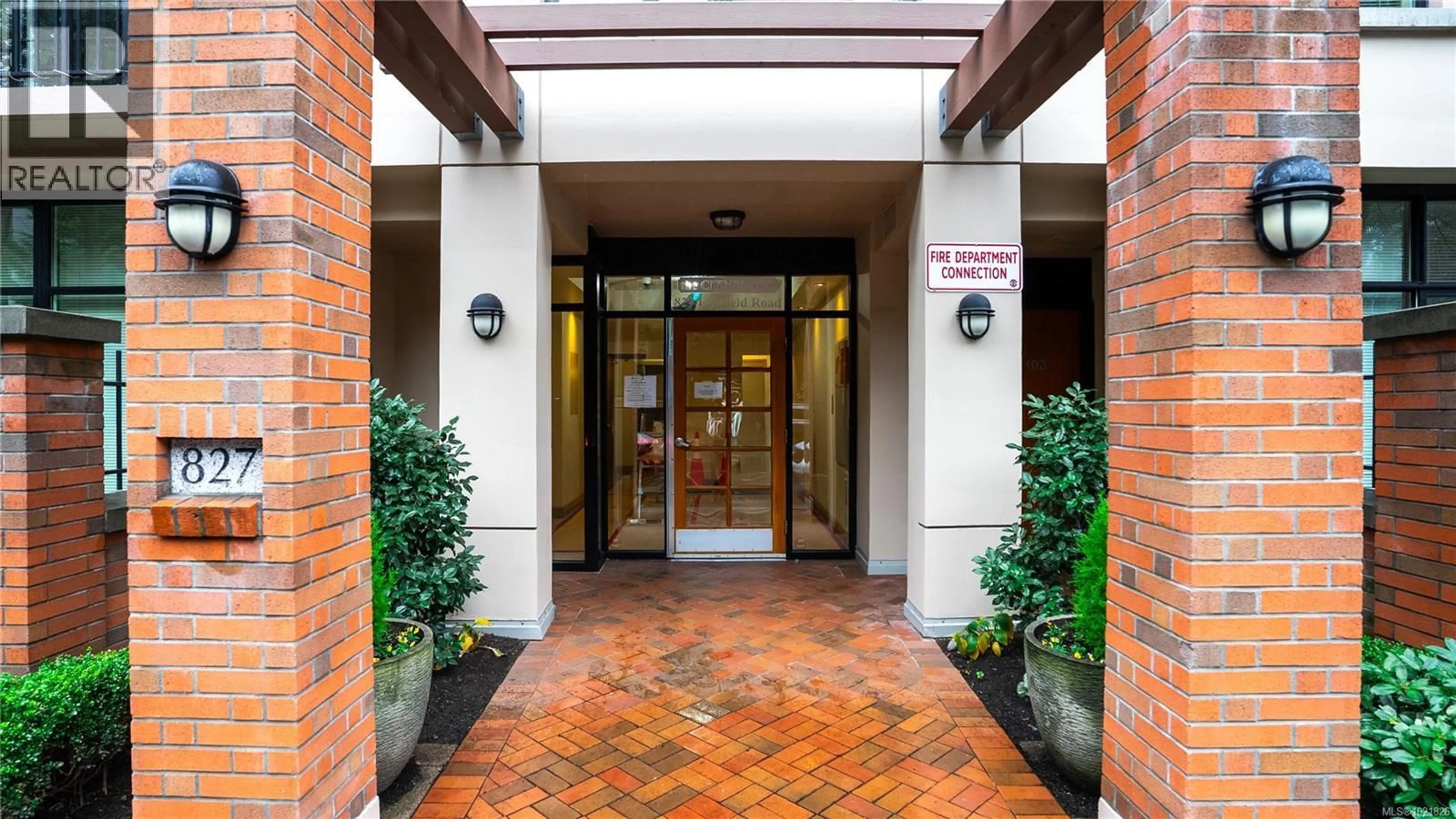 Indoor foyer for 409 - 827 FAIRFIELD ROAD, Victoria British Columbia V8V5B2