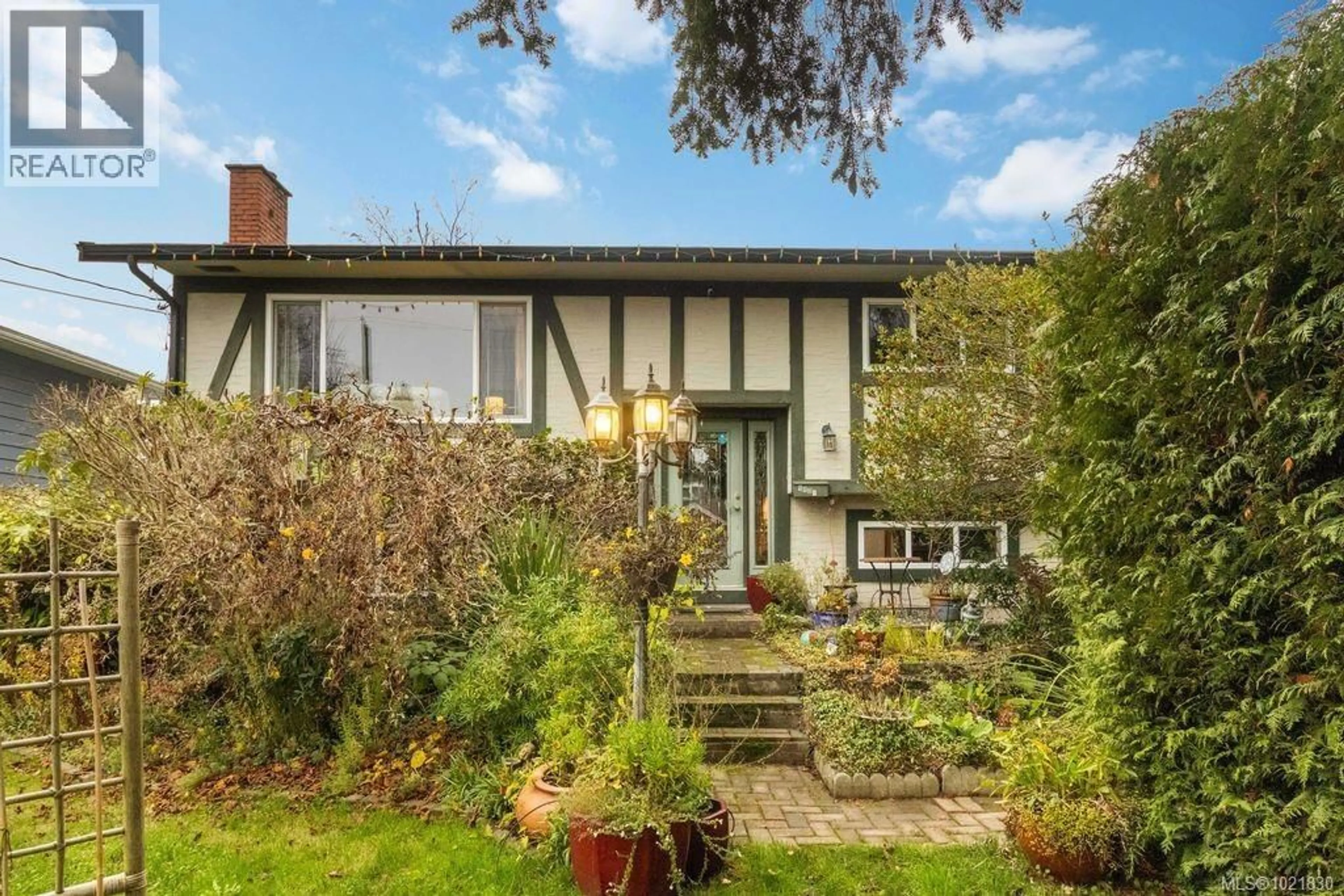 A pic from outside/outdoor area/front of a property/back of a property/a pic from drone, street for 9930 BESSREDGE PLACE, Sidney British Columbia V8L3M2